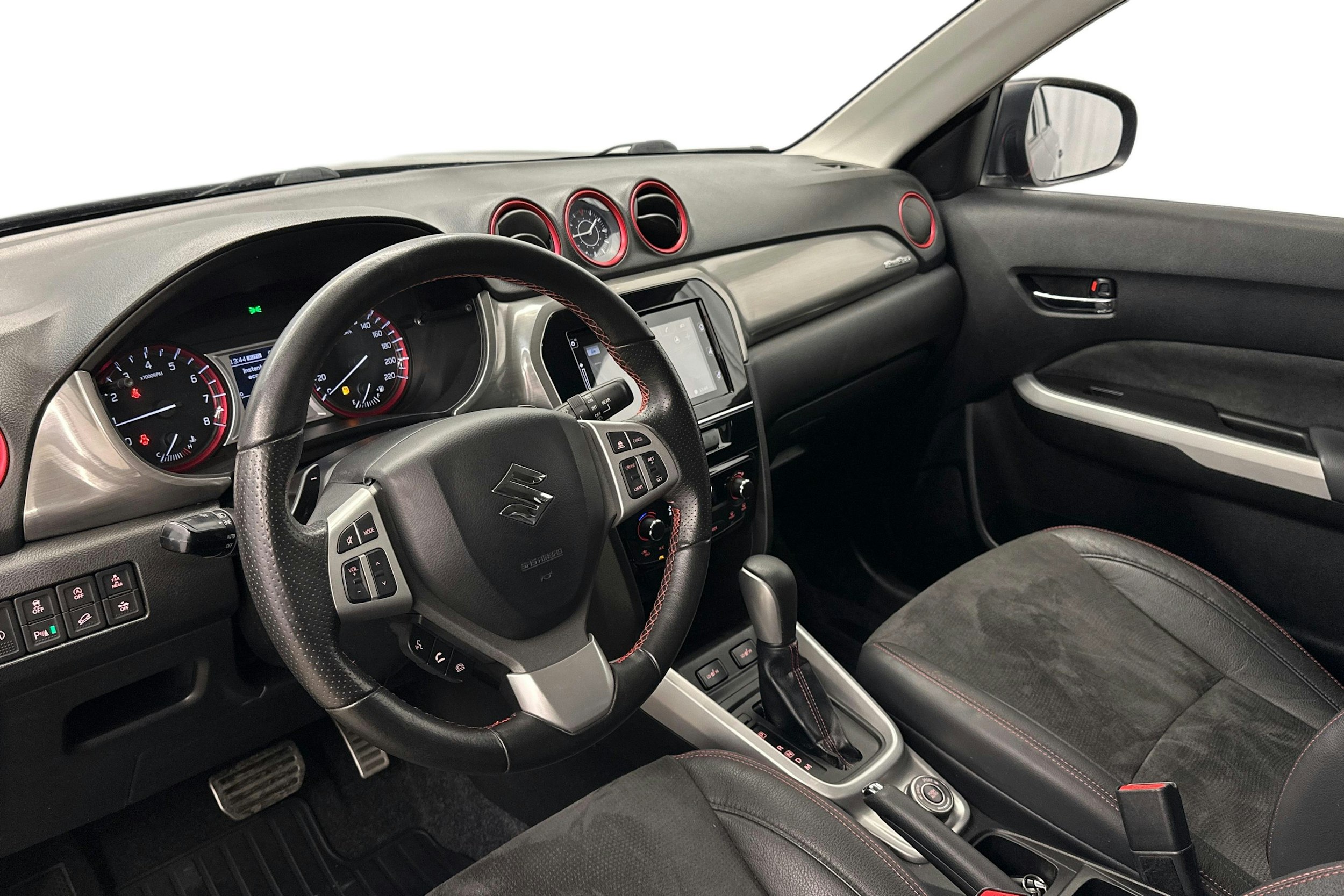 musta Suzuki Vitara 2018 kuva 7.