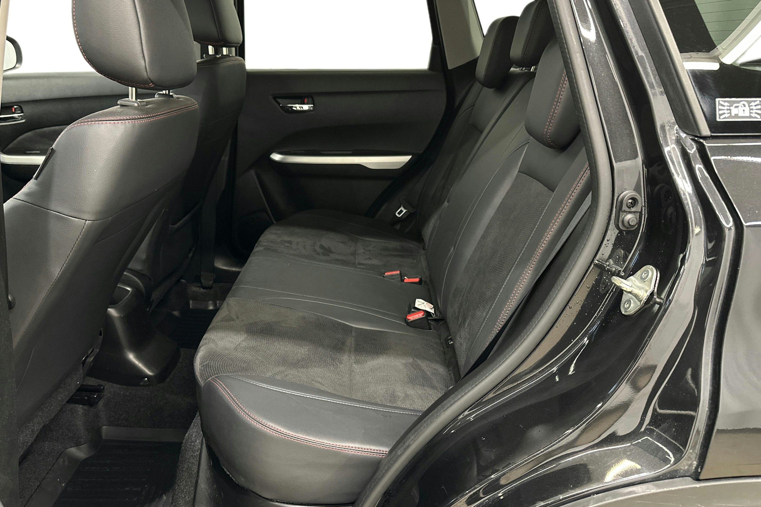 musta Suzuki Vitara 2018 kuva 10.