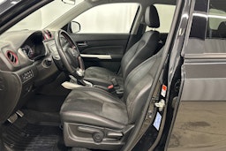 musta Suzuki Vitara 2018 kuva 16.