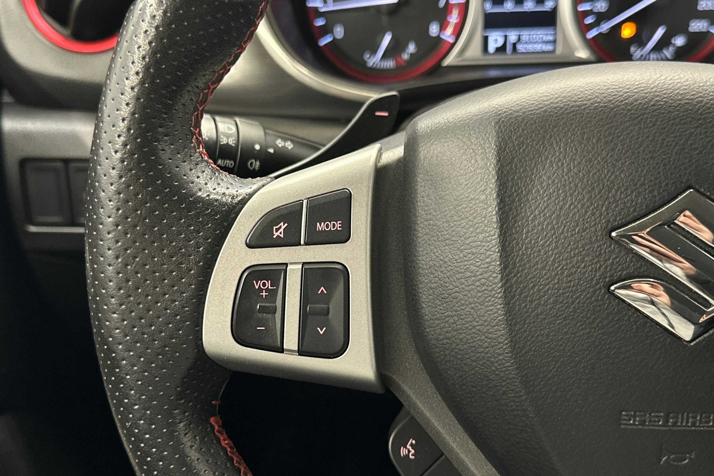 musta Suzuki Vitara 2018 kuva 18.