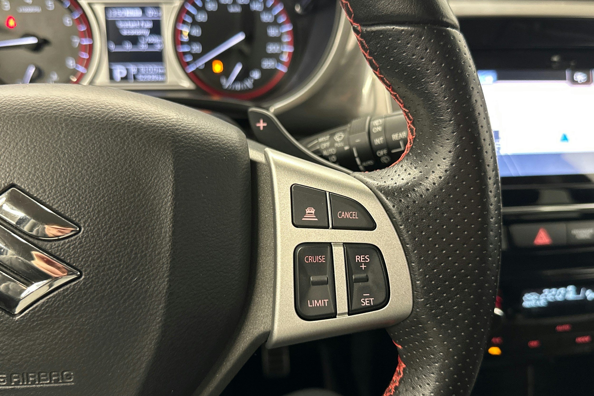 musta Suzuki Vitara 2018 kuva 19.