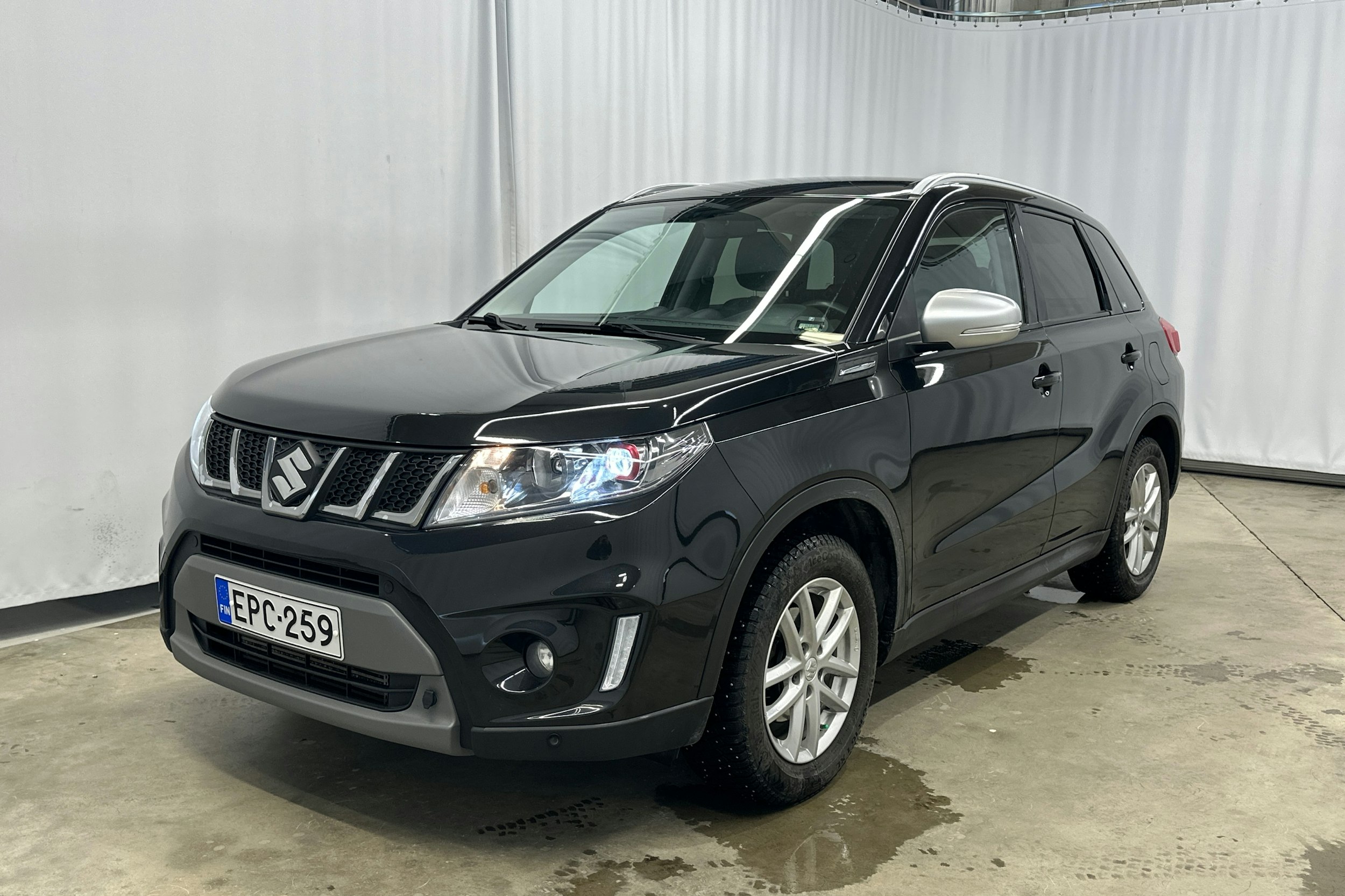 musta Suzuki Vitara 2018 kuva 28.
