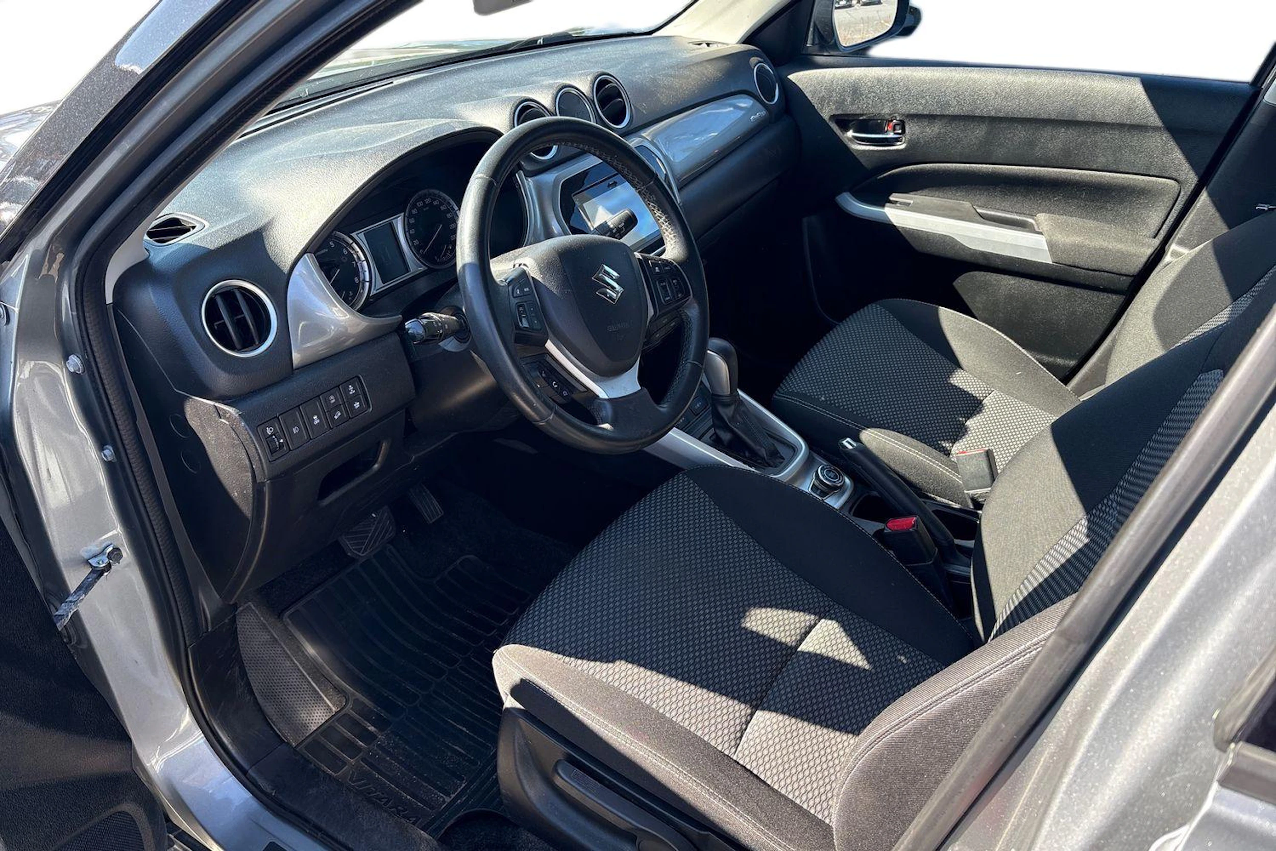 harmaa Suzuki Vitara 2018 kuva 3.