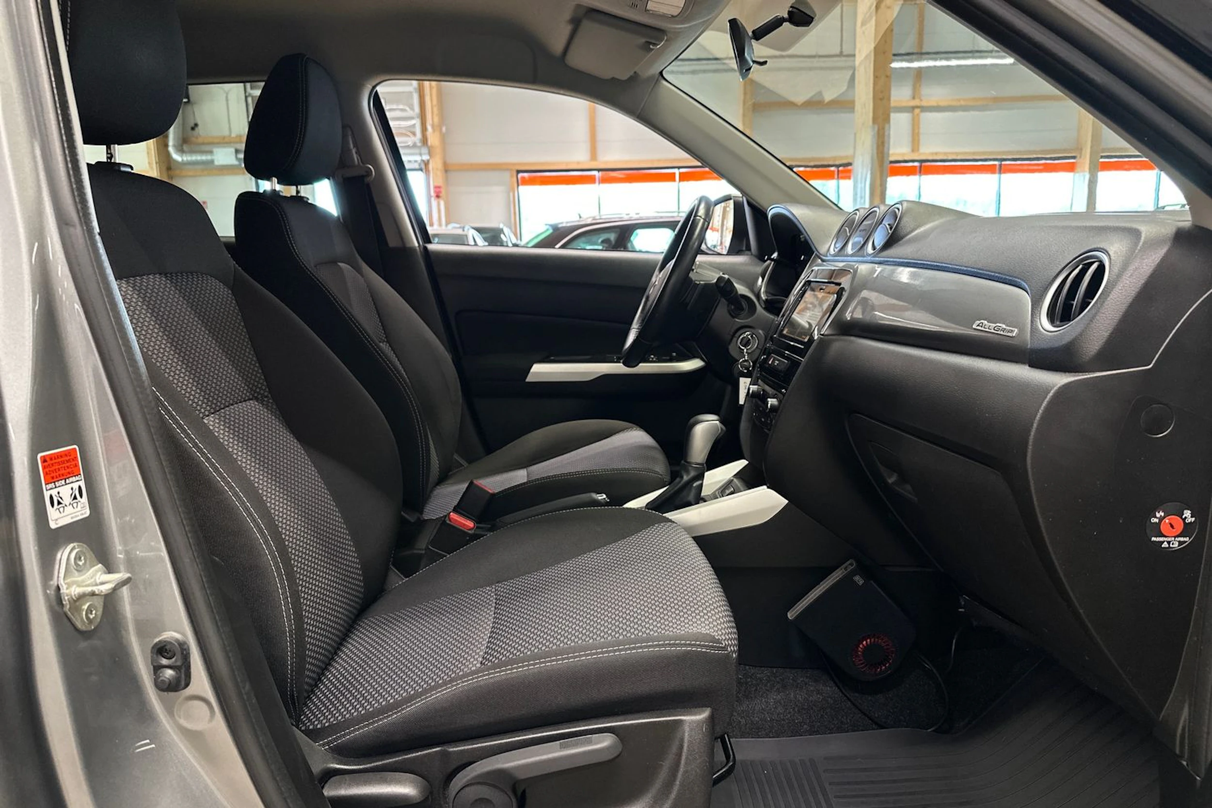 harmaa Suzuki Vitara 2018 kuva 11.