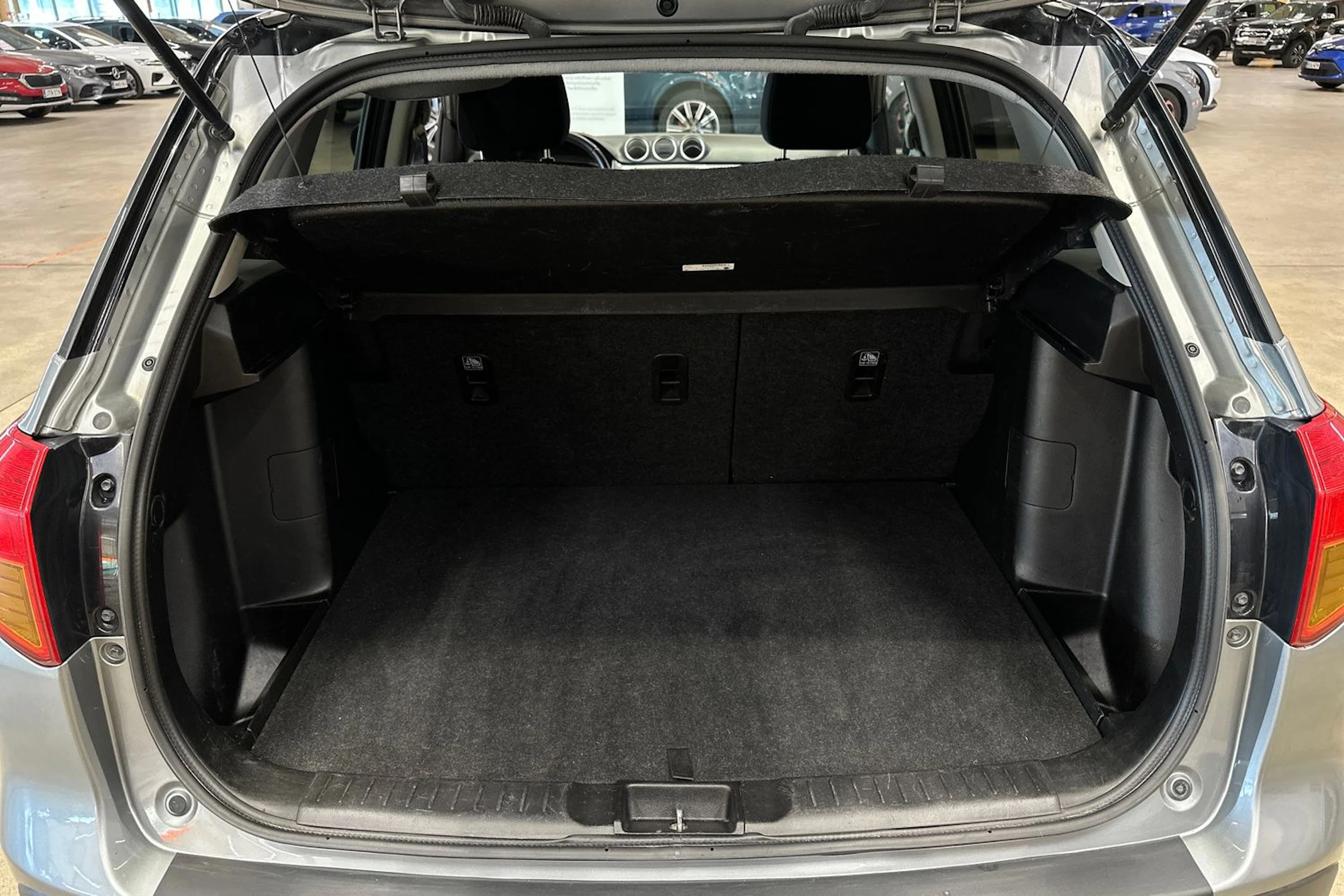 harmaa Suzuki Vitara 2018 kuva 24.