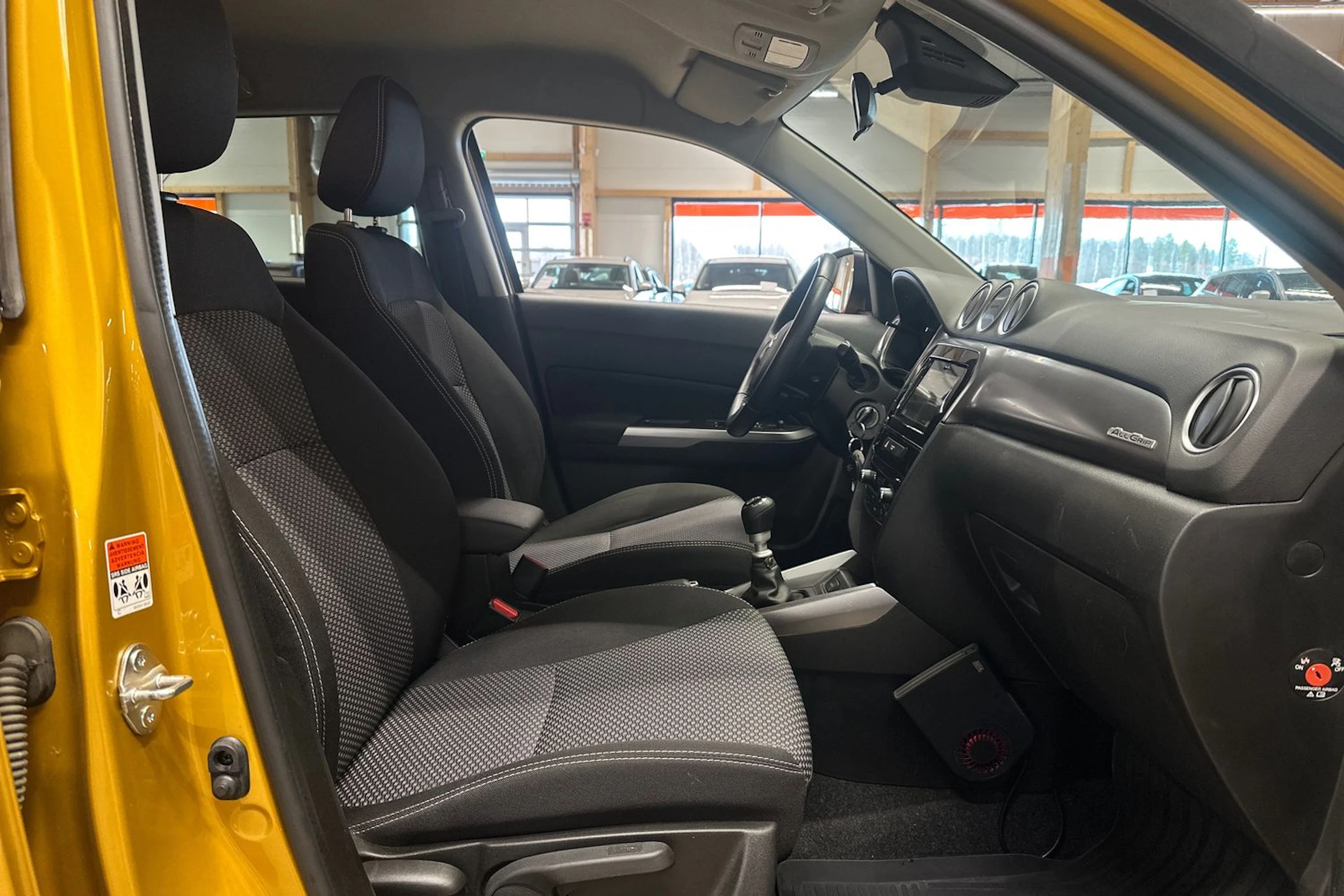 keltainen Suzuki Vitara 2019 kuva 11.