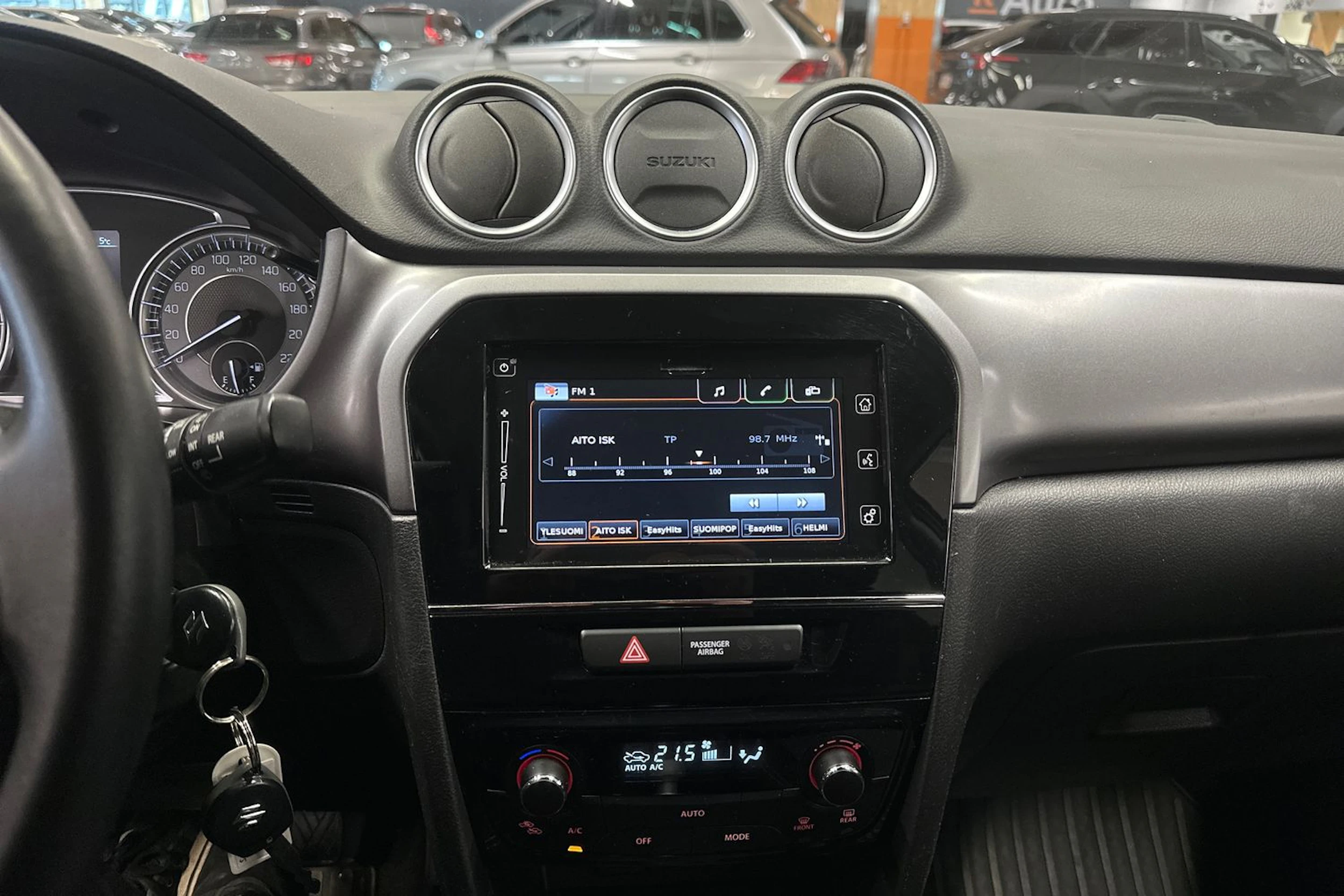 keltainen Suzuki Vitara 2019 kuva 16.