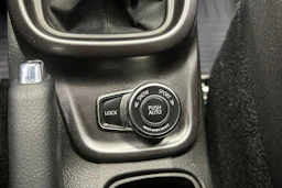 keltainen Suzuki Vitara 2019 kuva 18.