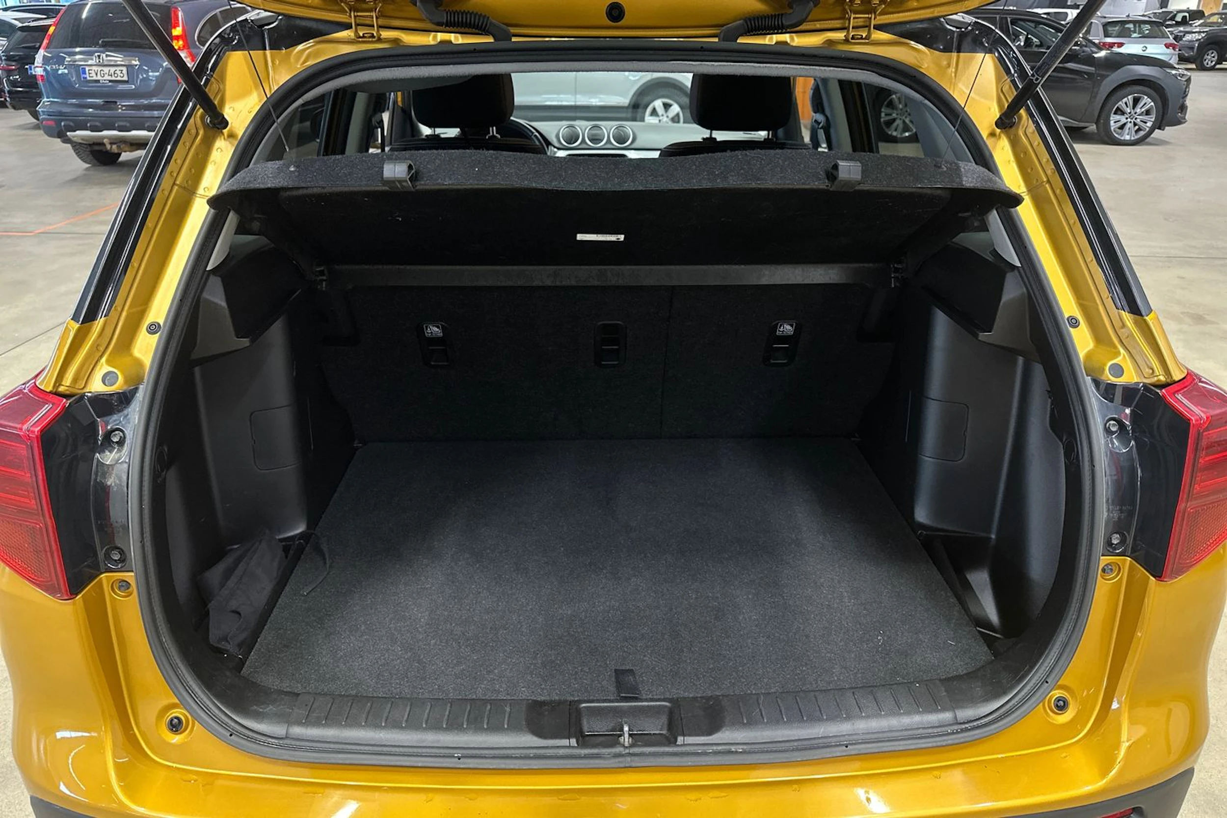 keltainen Suzuki Vitara 2019 kuva 24.