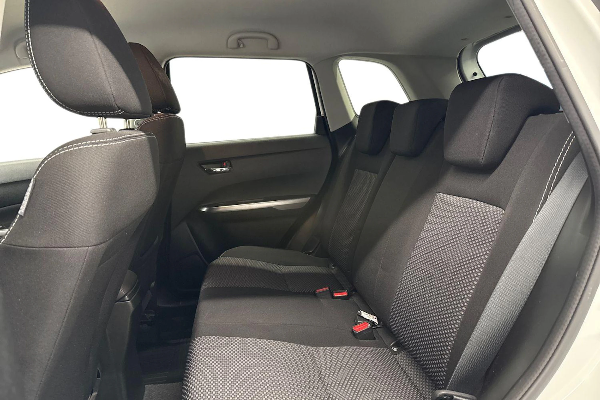 valkoinen Suzuki Vitara 2020 kuva 11.