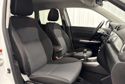 valkoinen Suzuki Vitara 2020 kuva 15.