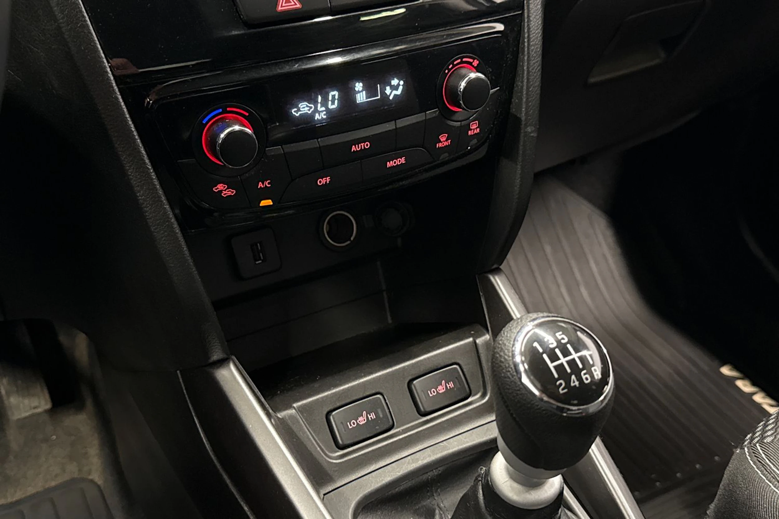 valkoinen Suzuki Vitara 2020 kuva 24.