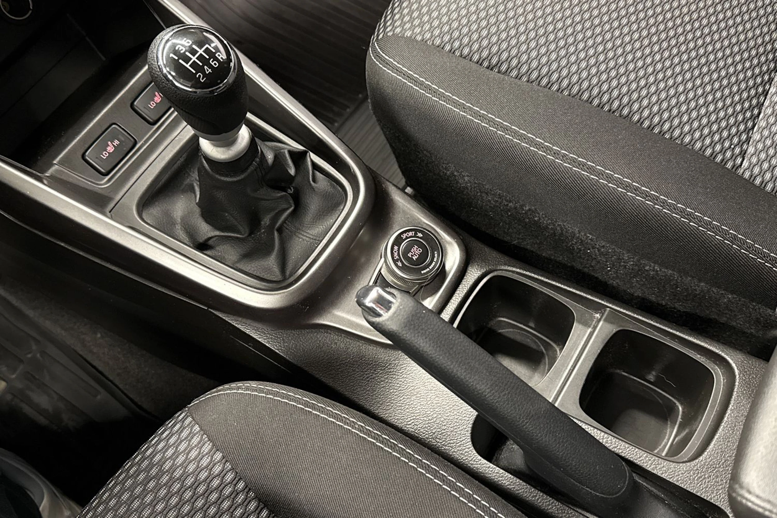 valkoinen Suzuki Vitara 2020 kuva 25.