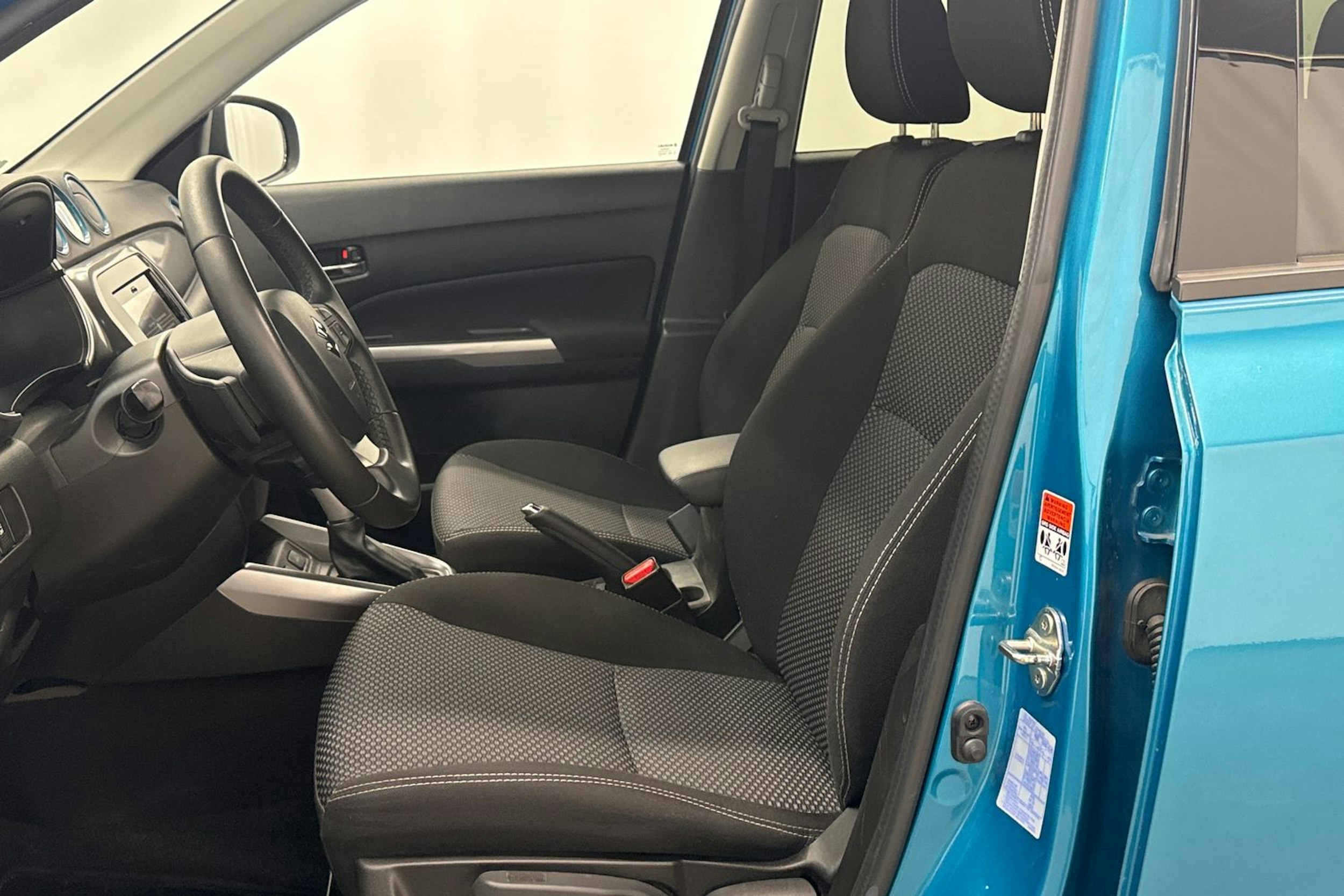 turkoosi Suzuki Vitara 2020 kuva 11.