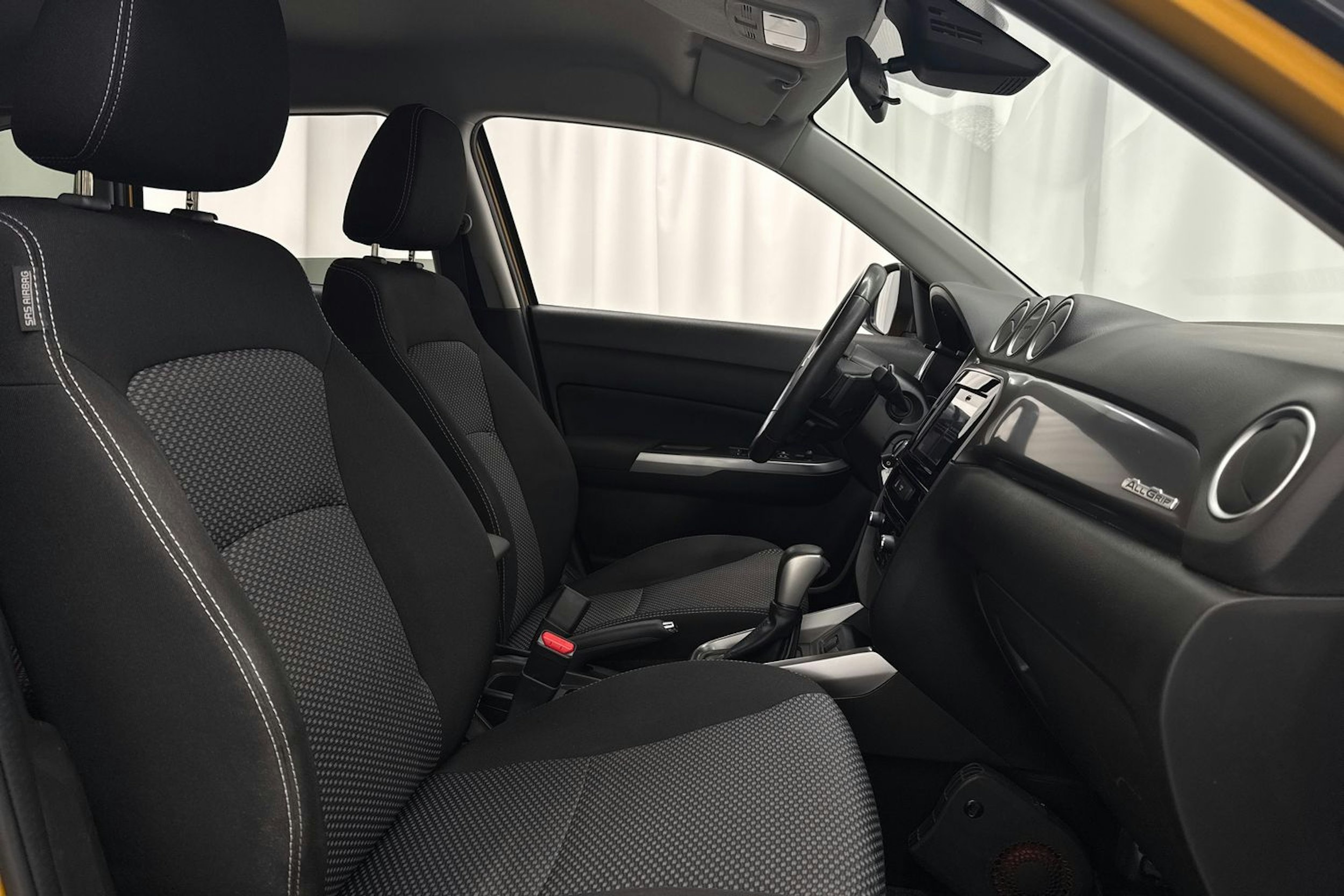 keltainen Suzuki Vitara 2020 kuva 10.