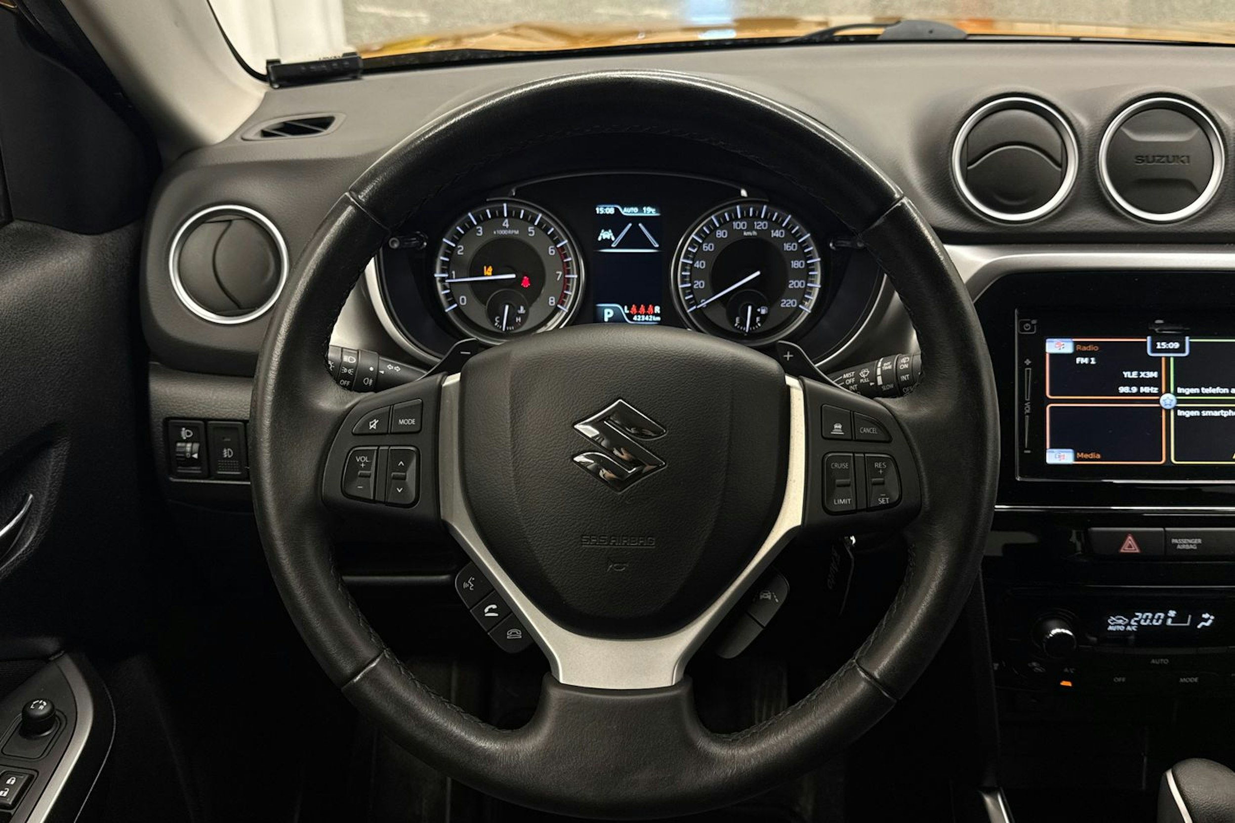 keltainen Suzuki Vitara 2020 kuva 11.