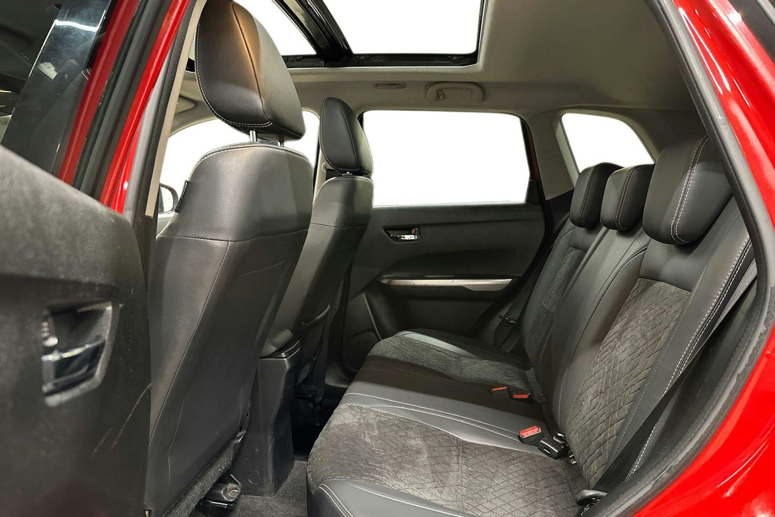 punainen Suzuki Vitara 2021 kuva 10.
