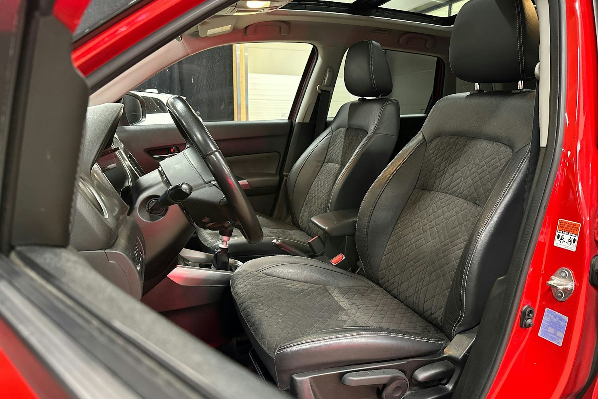 punainen Suzuki Vitara 2021 kuva 14.