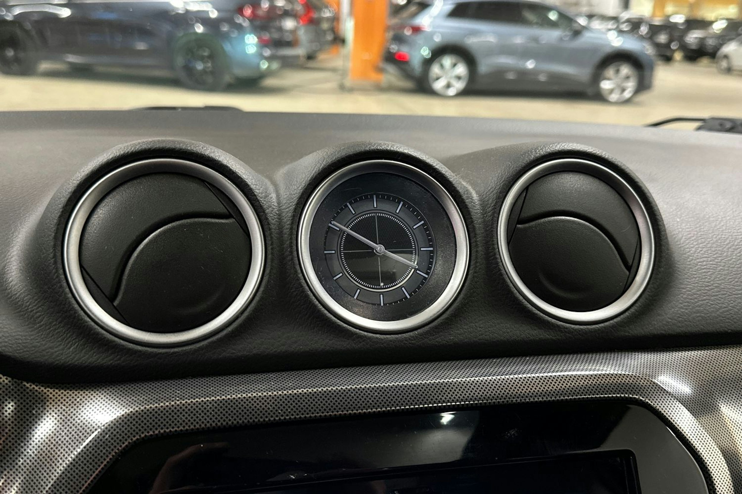 punainen Suzuki Vitara 2021 kuva 16.