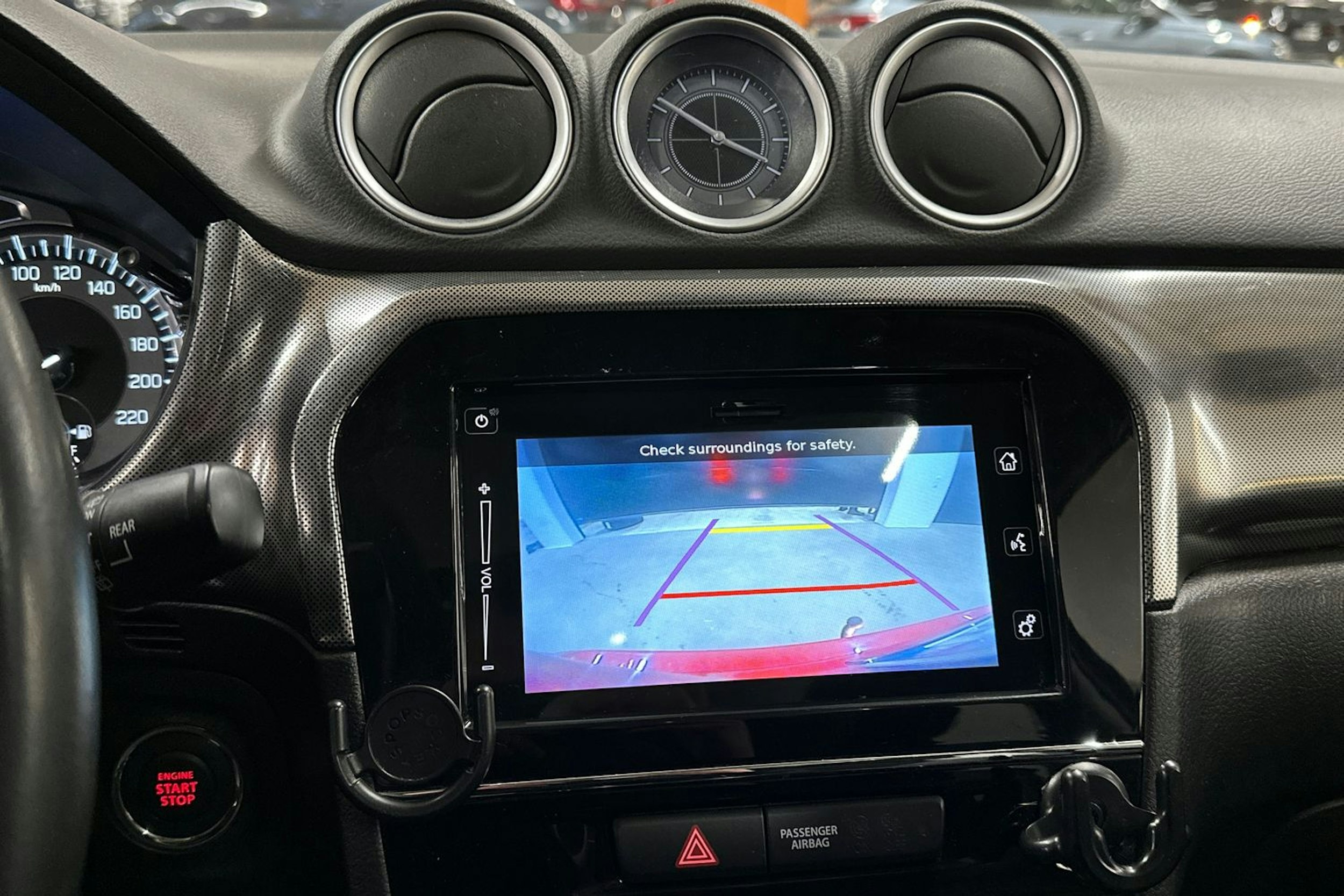 punainen Suzuki Vitara 2021 kuva 17.