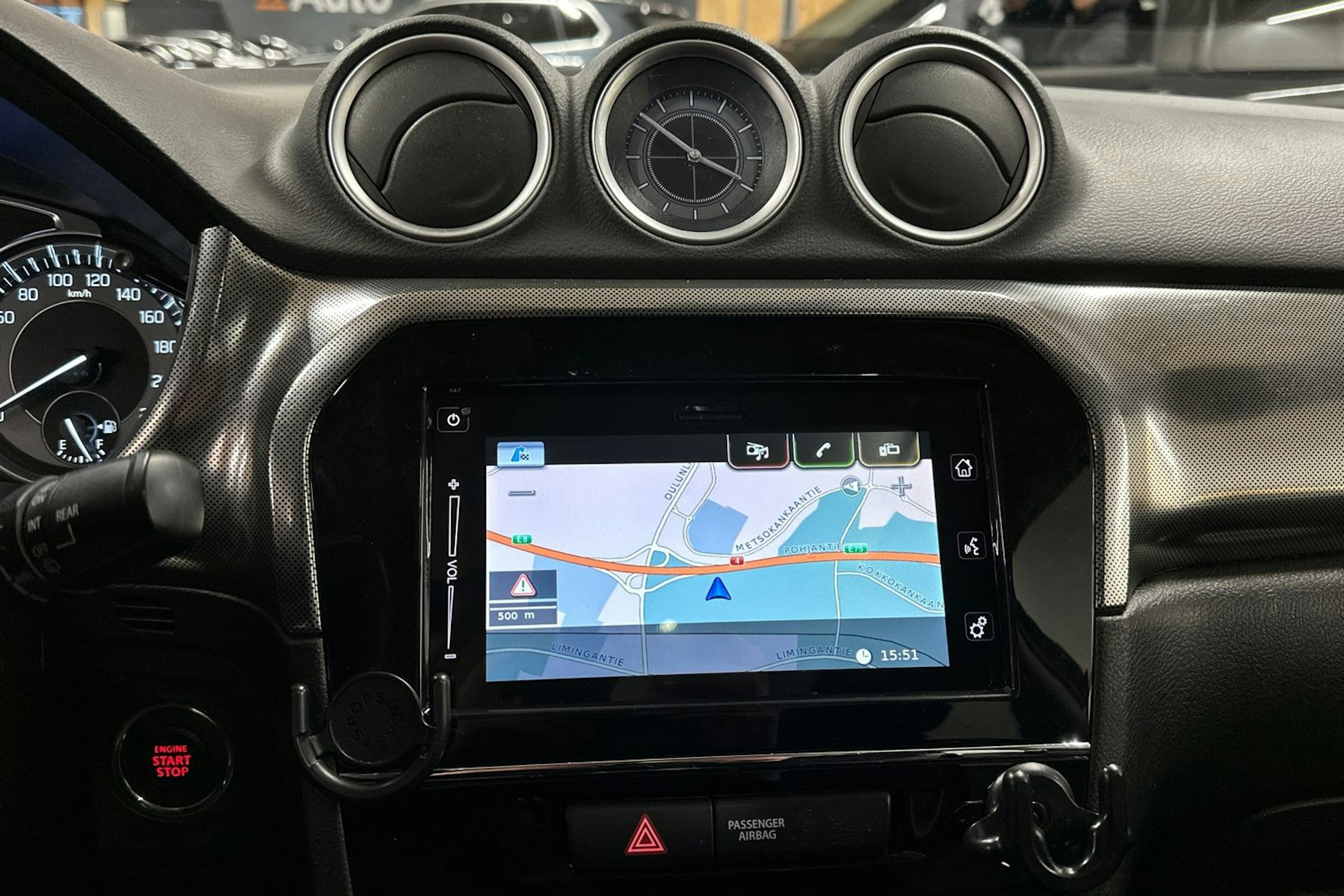 punainen Suzuki Vitara 2021 kuva 18.