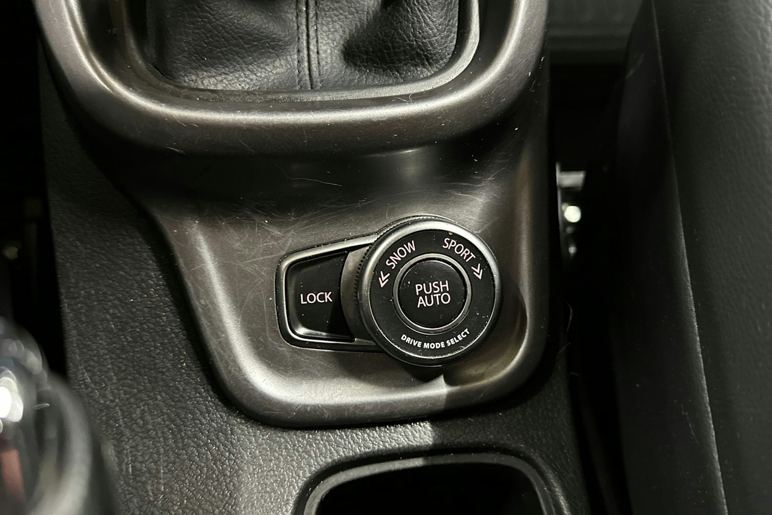 punainen Suzuki Vitara 2021 kuva 22.