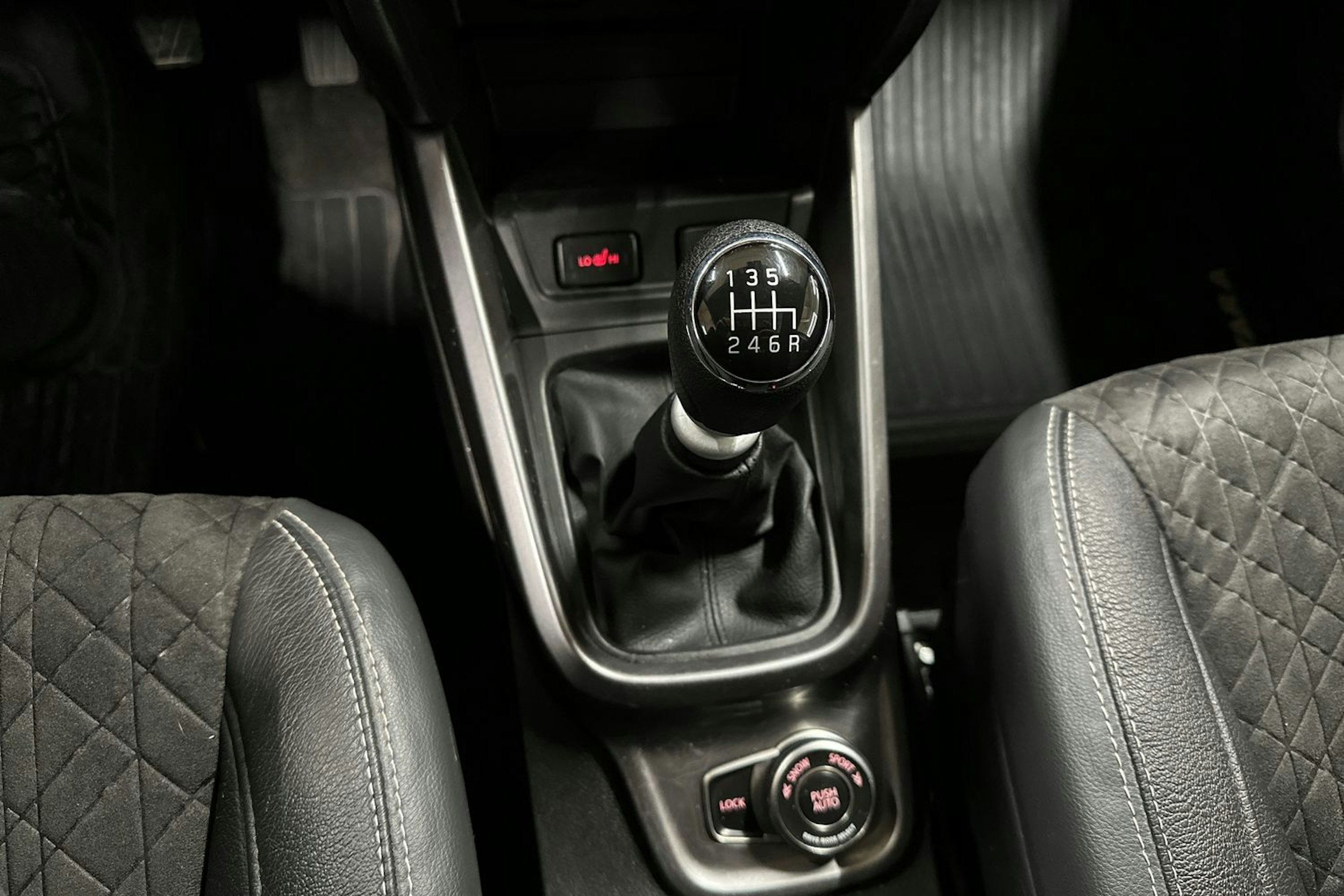 punainen Suzuki Vitara 2021 kuva 23.