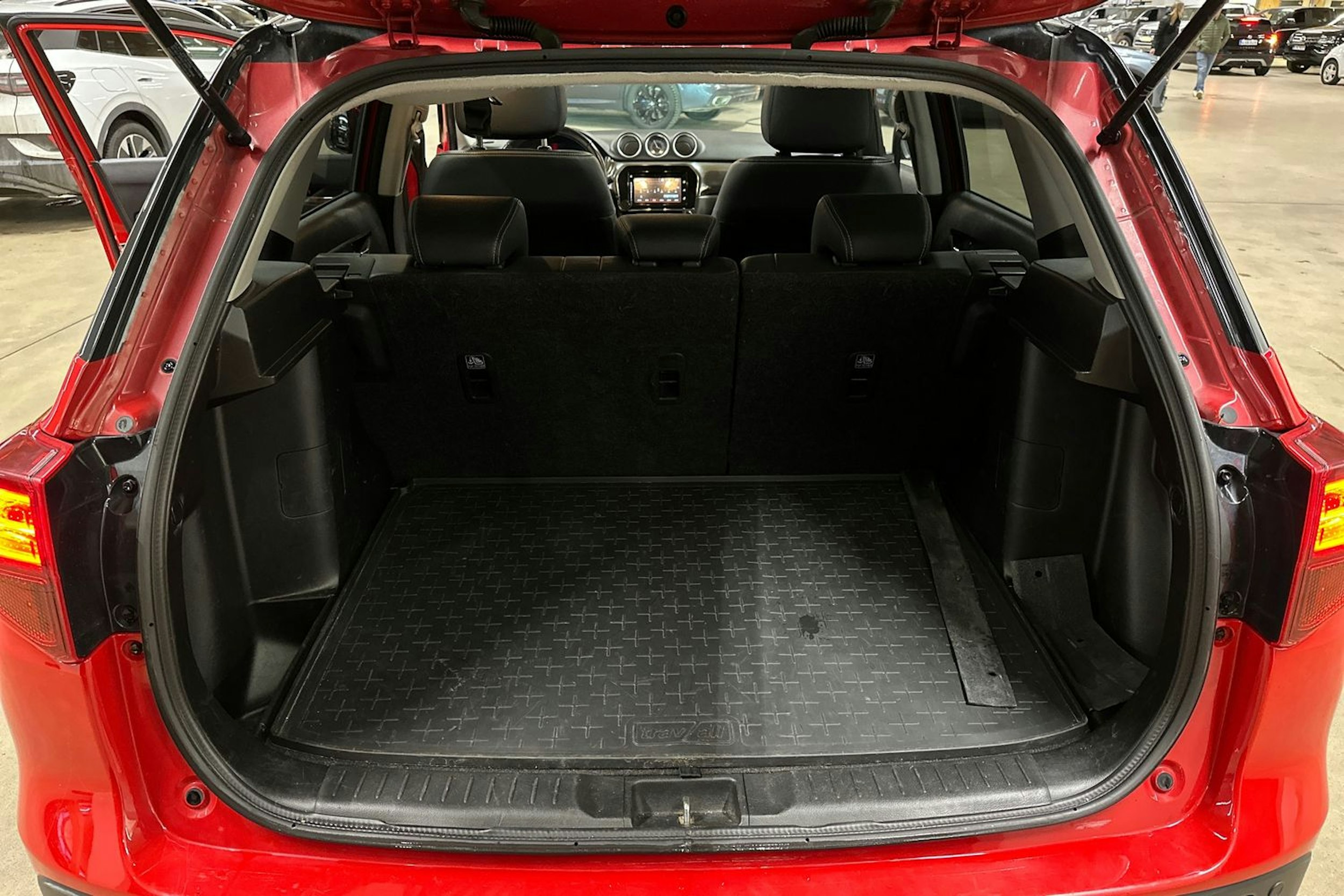 punainen Suzuki Vitara 2021 kuva 29.