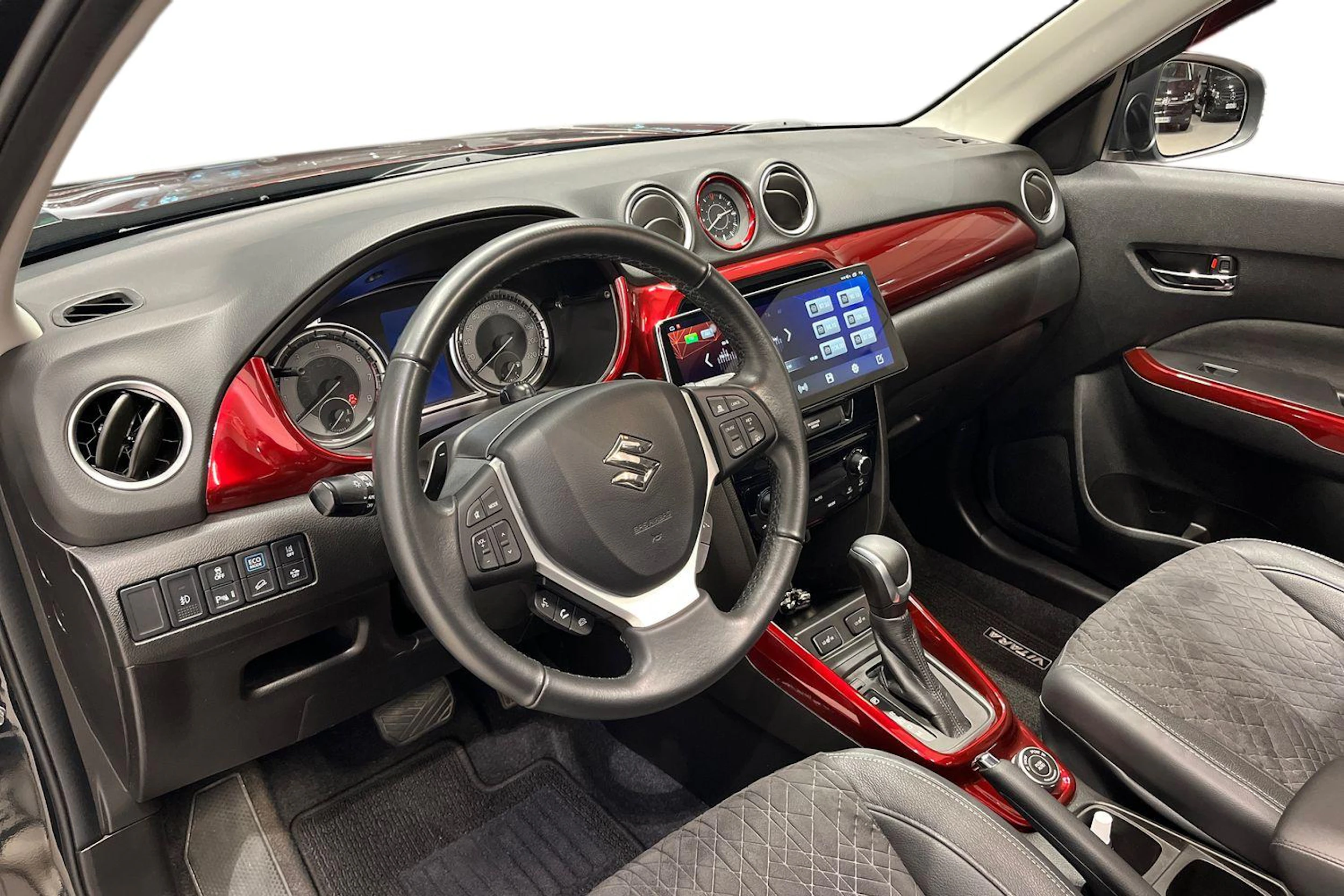 musta Suzuki Vitara 2022 kuva 6.