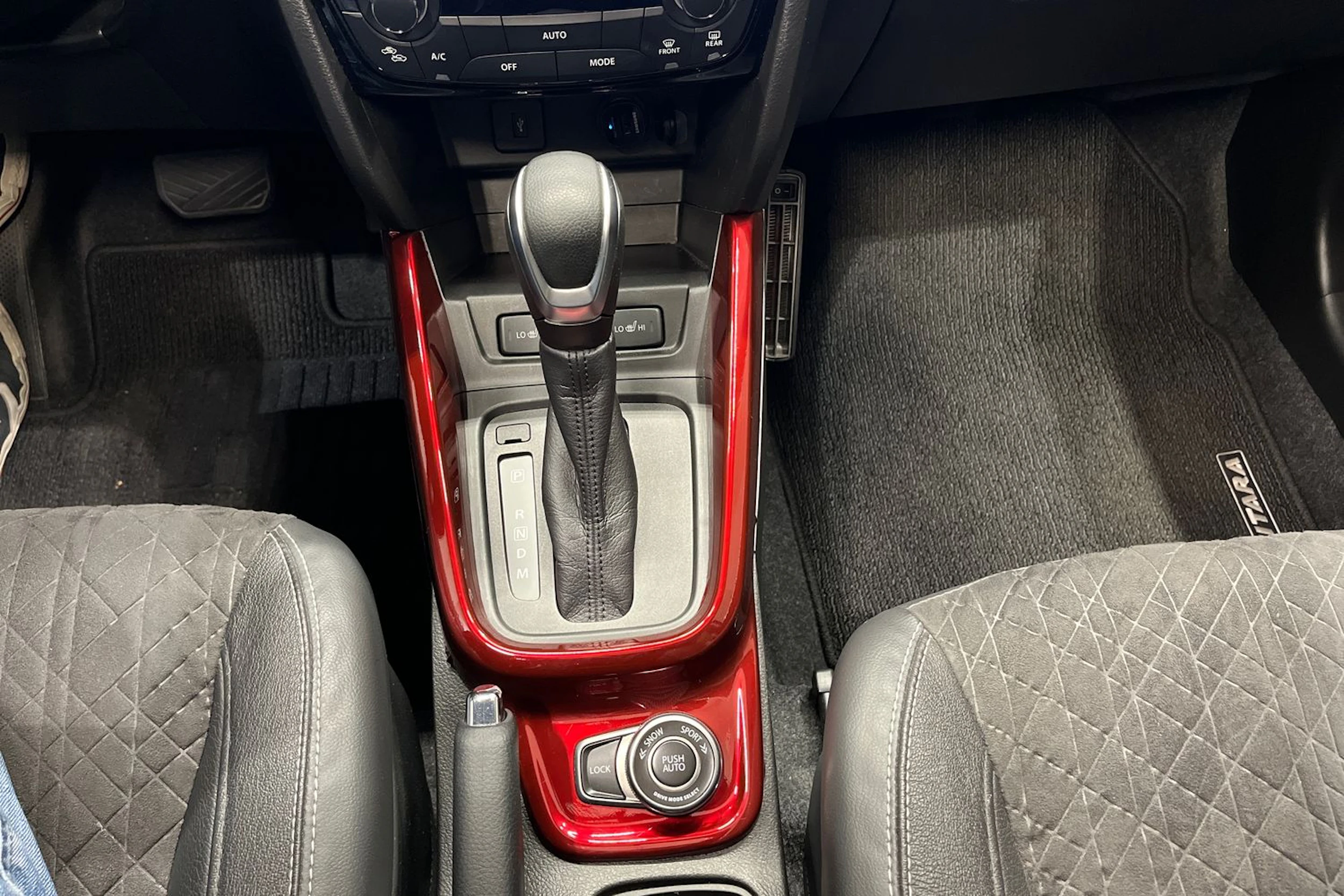musta Suzuki Vitara 2022 kuva 12.