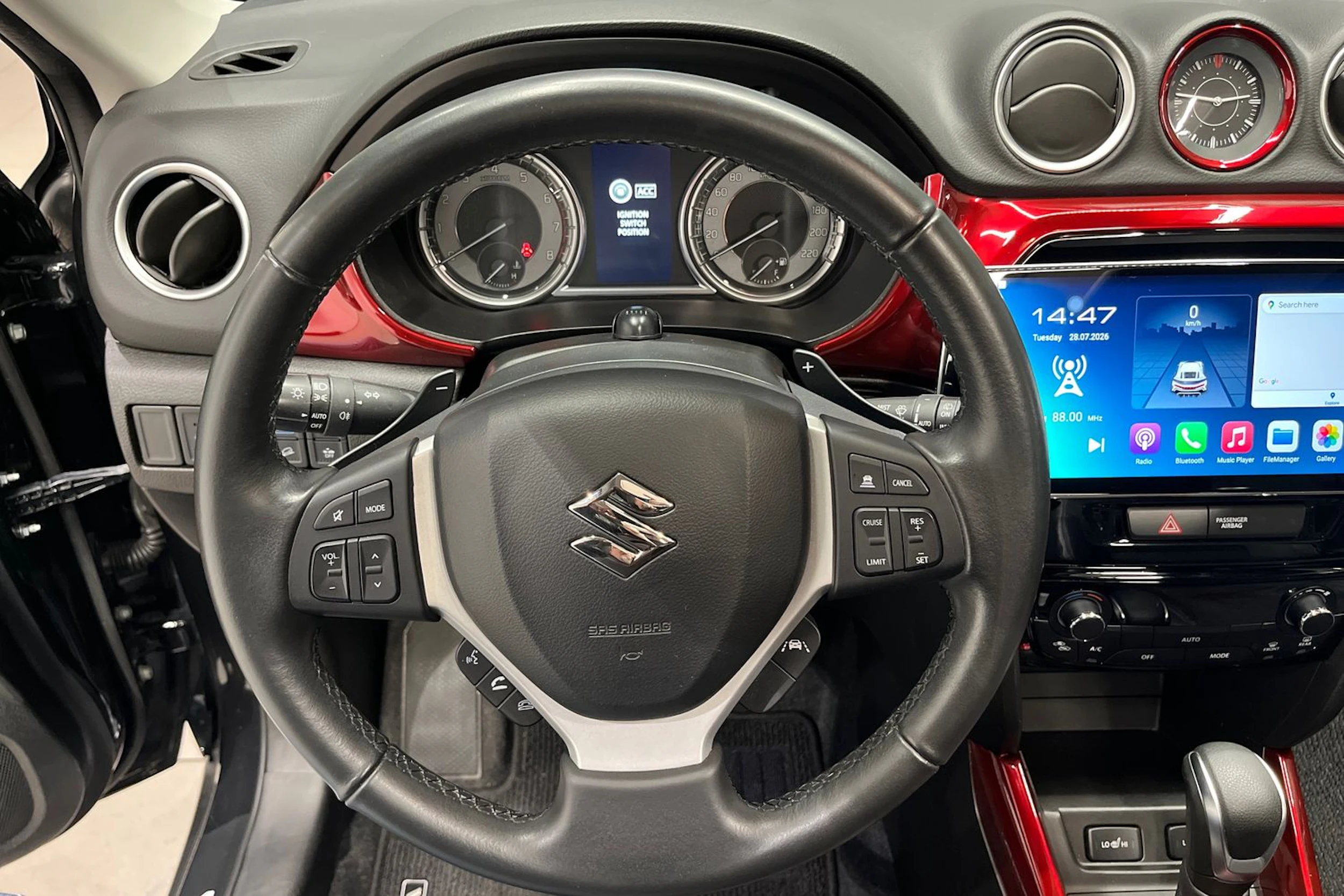 musta Suzuki Vitara 2022 kuva 14.