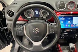 musta Suzuki Vitara 2022 kuva 14.