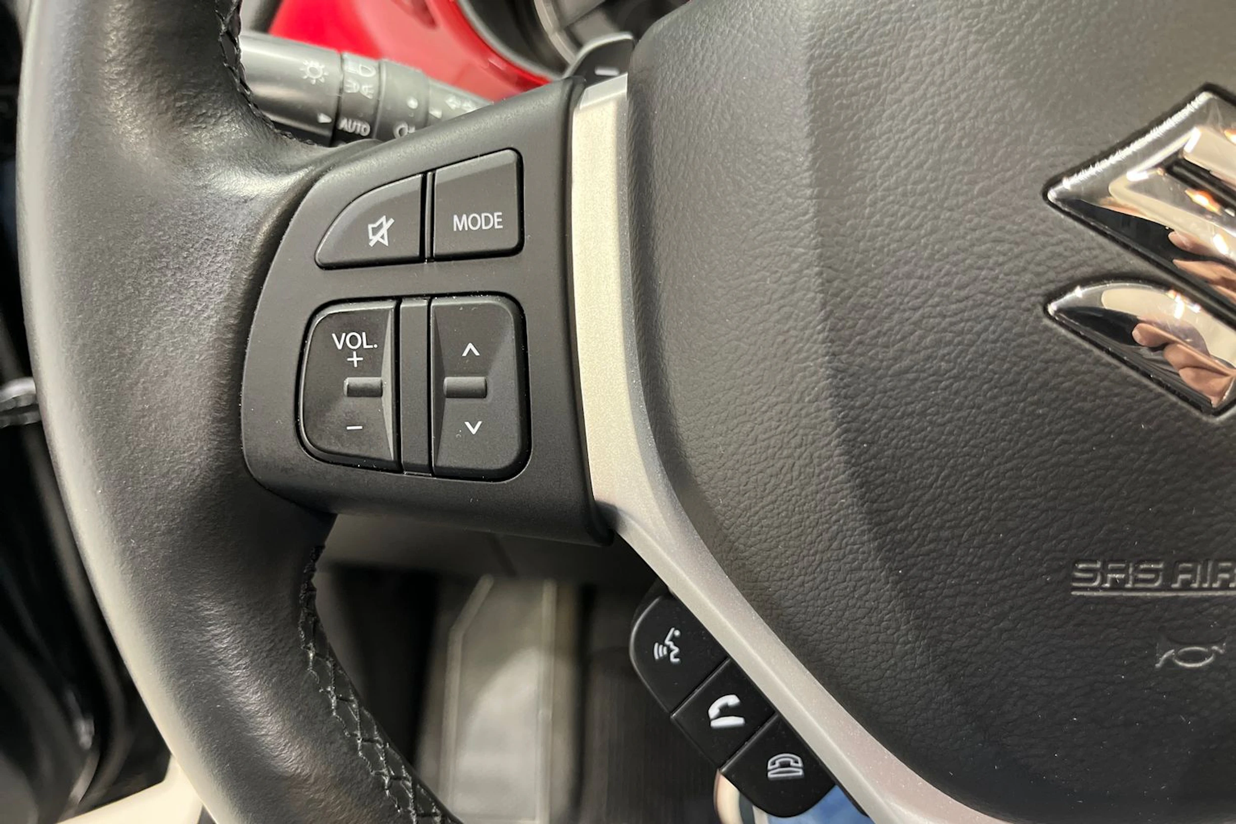musta Suzuki Vitara 2022 kuva 15.