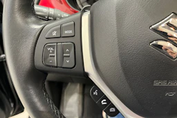 musta Suzuki Vitara 2022 kuva 15.