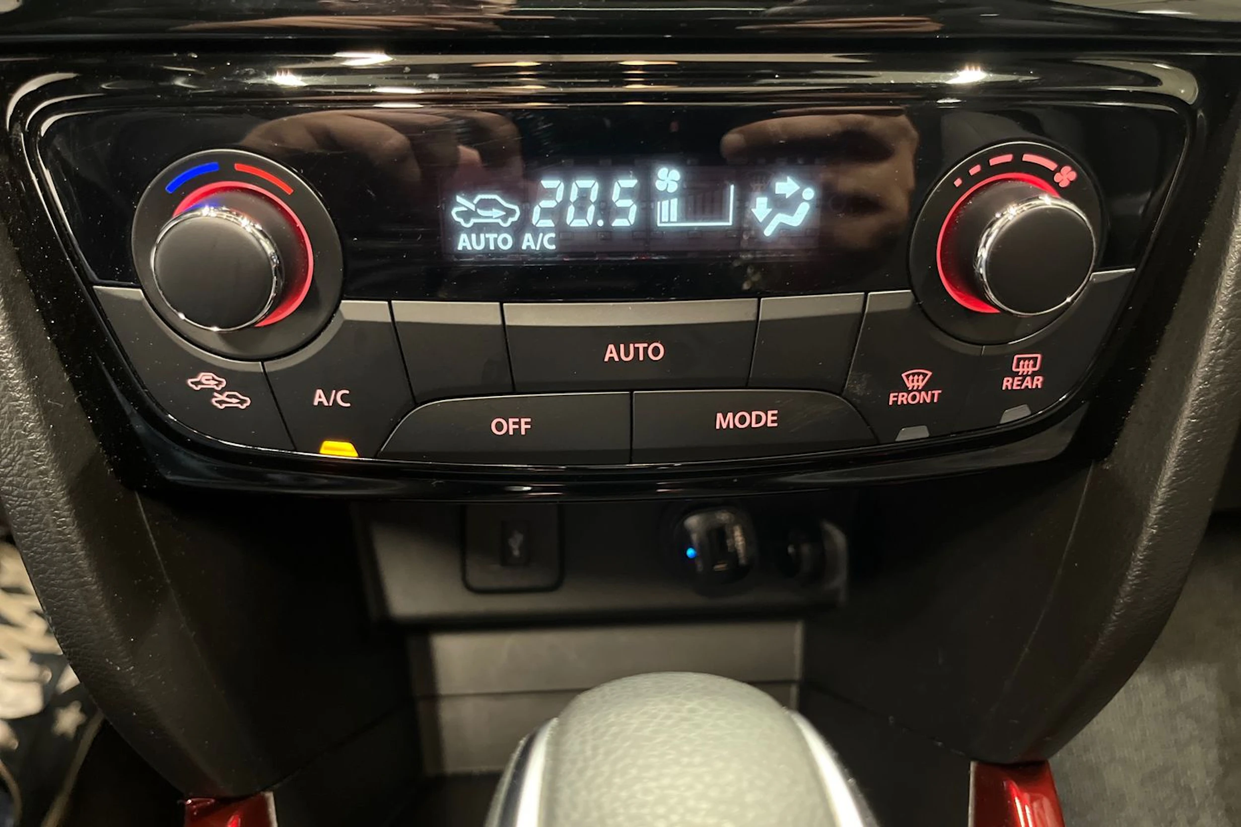 musta Suzuki Vitara 2022 kuva 17.