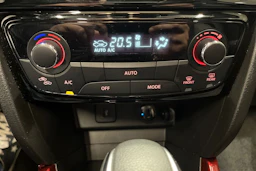 musta Suzuki Vitara 2022 kuva 17.
