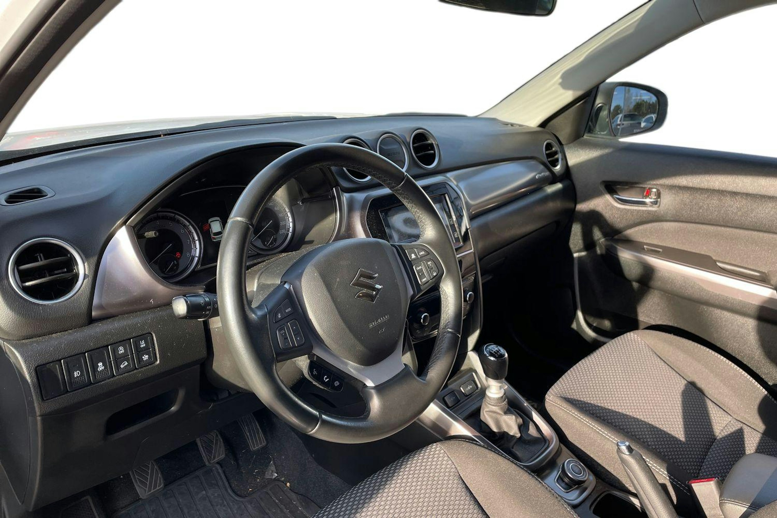 valkoinen Suzuki Vitara 2023 kuva 3.
