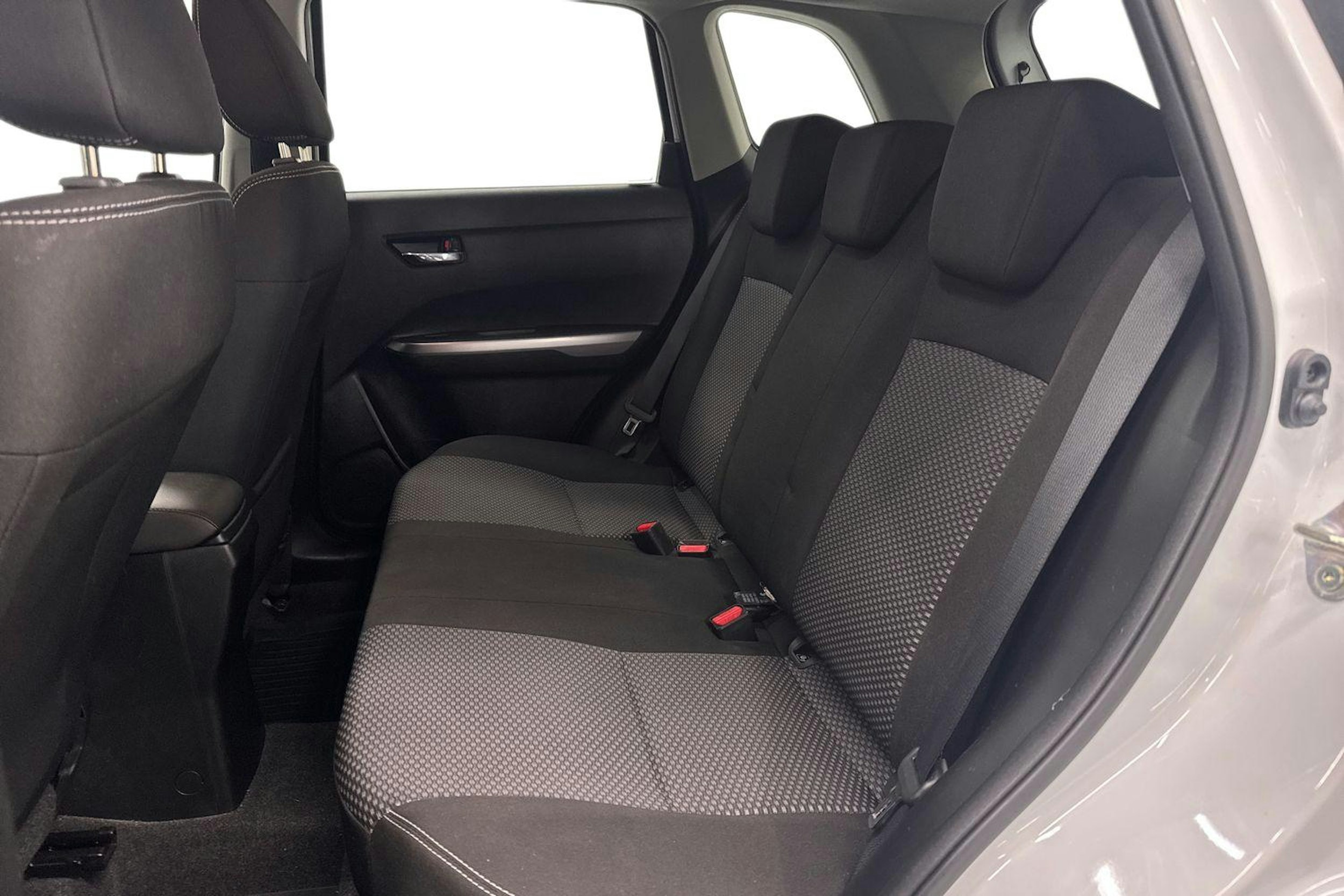 valkoinen Suzuki Vitara 2023 kuva 10.