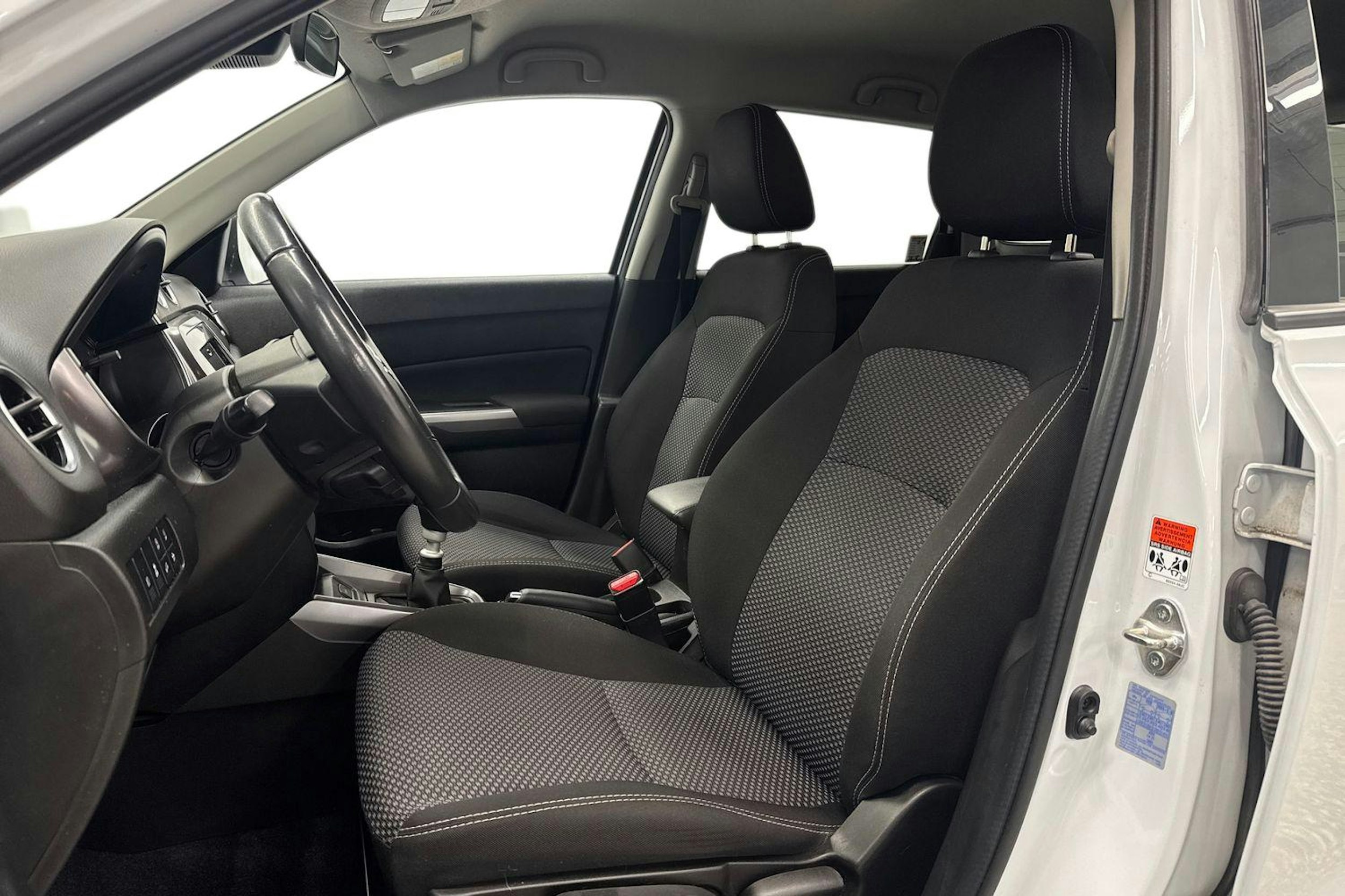 valkoinen Suzuki Vitara 2023 kuva 11.