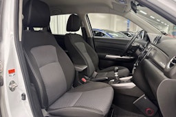 valkoinen Suzuki Vitara 2023 kuva 13.