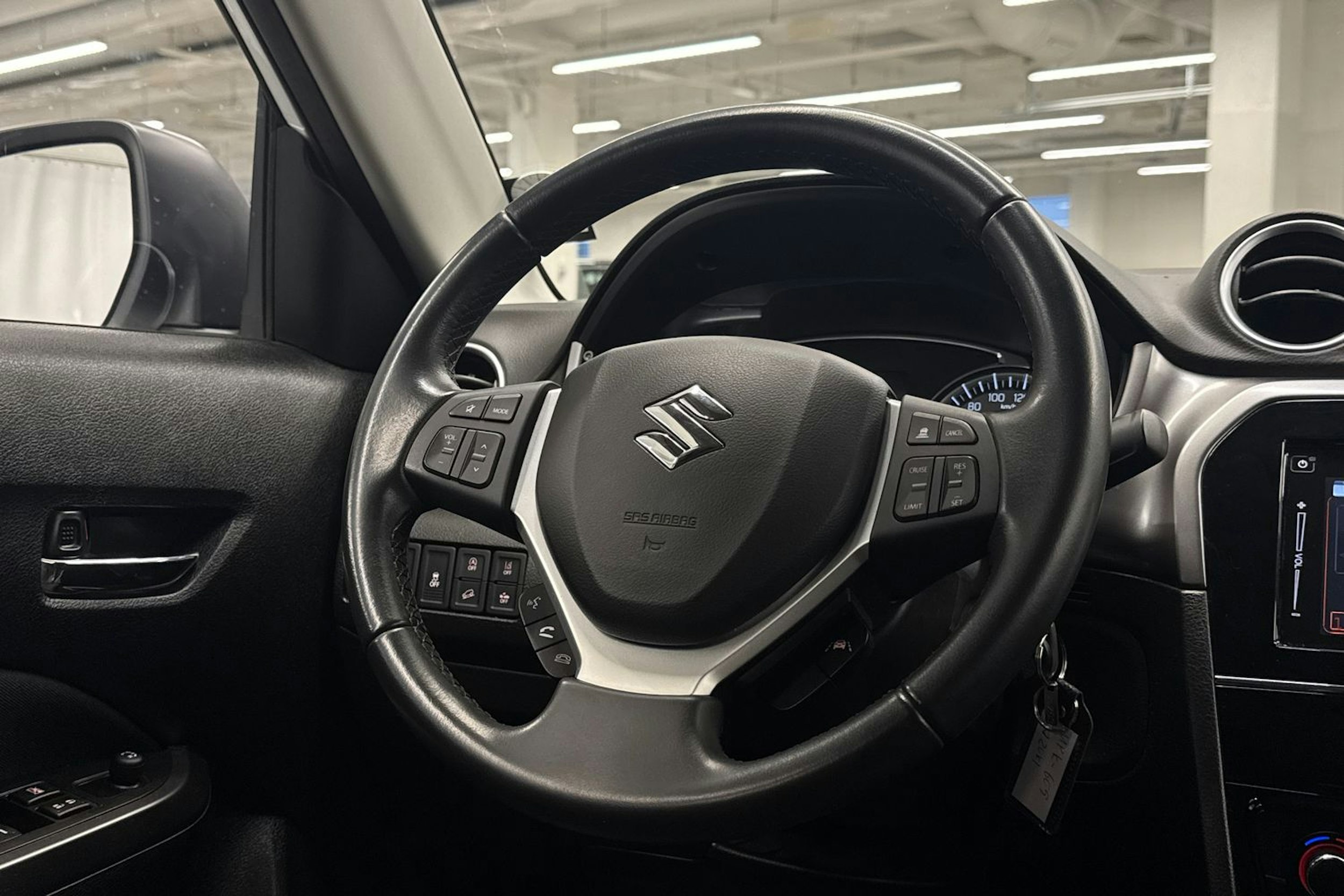 valkoinen Suzuki Vitara 2023 kuva 14.