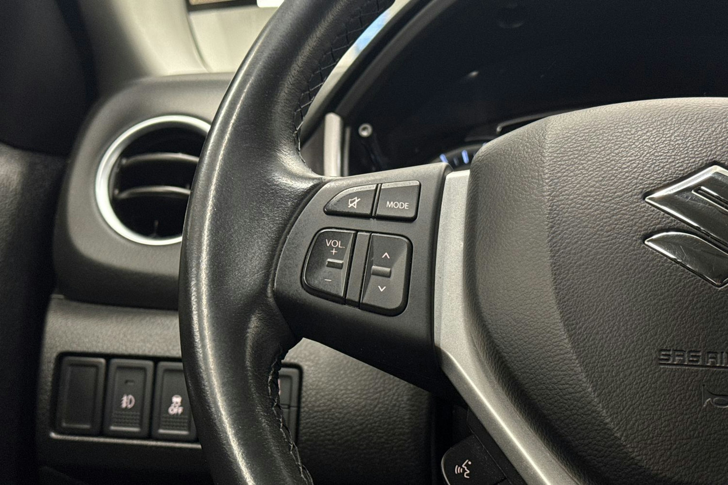 valkoinen Suzuki Vitara 2023 kuva 15.