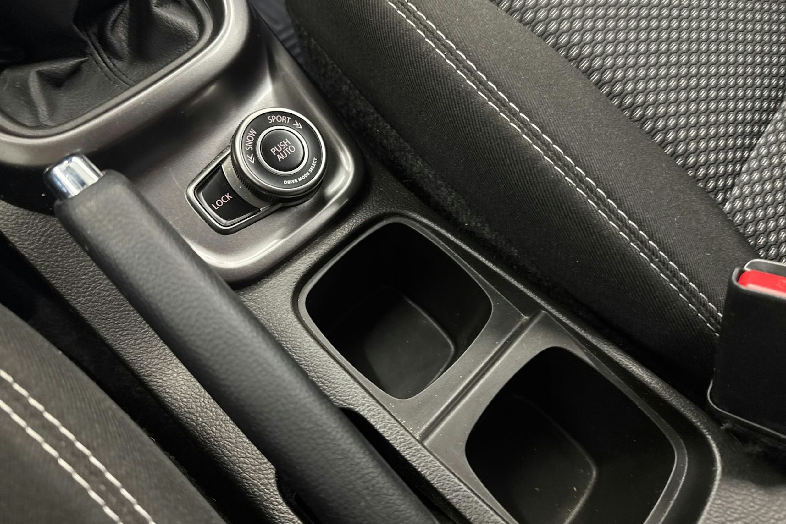 valkoinen Suzuki Vitara 2023 kuva 21.