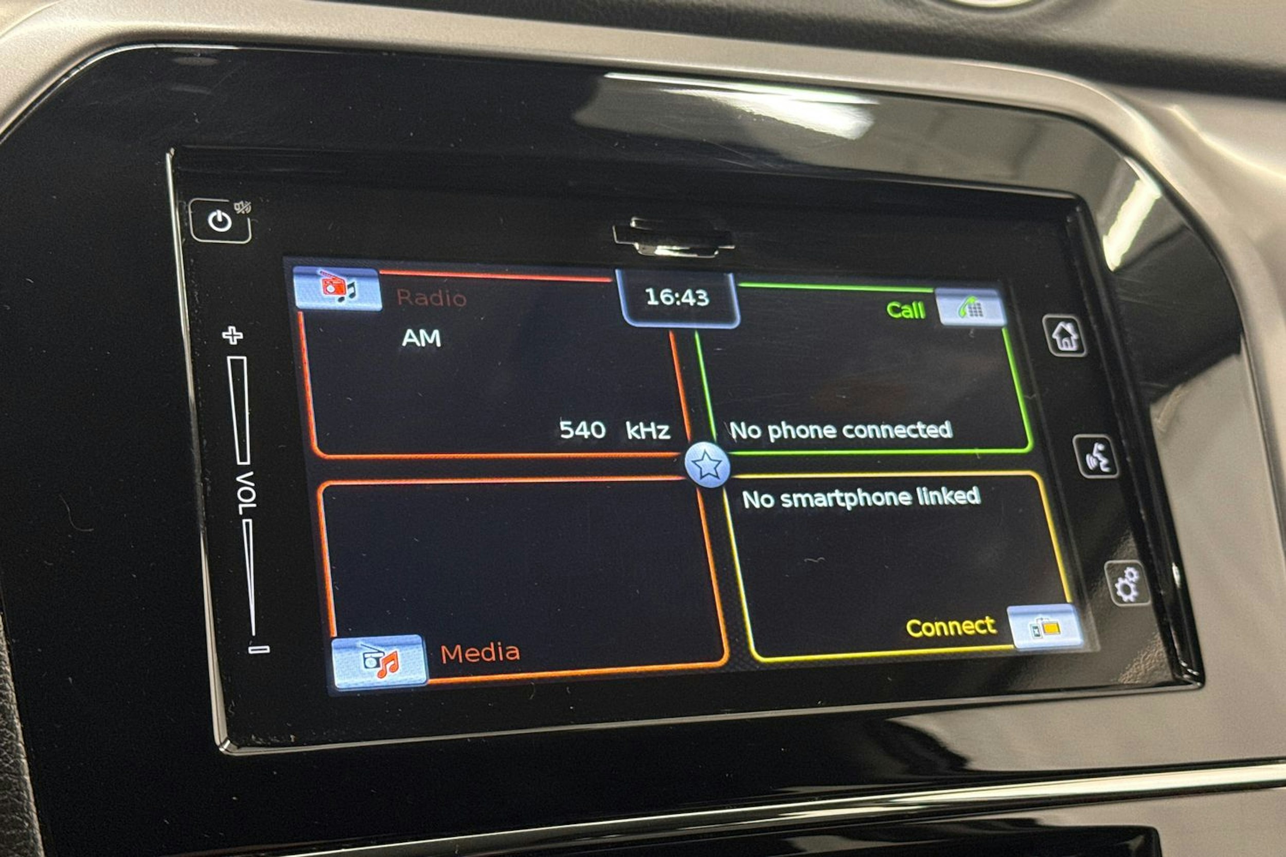 valkoinen Suzuki Vitara 2023 kuva 24.