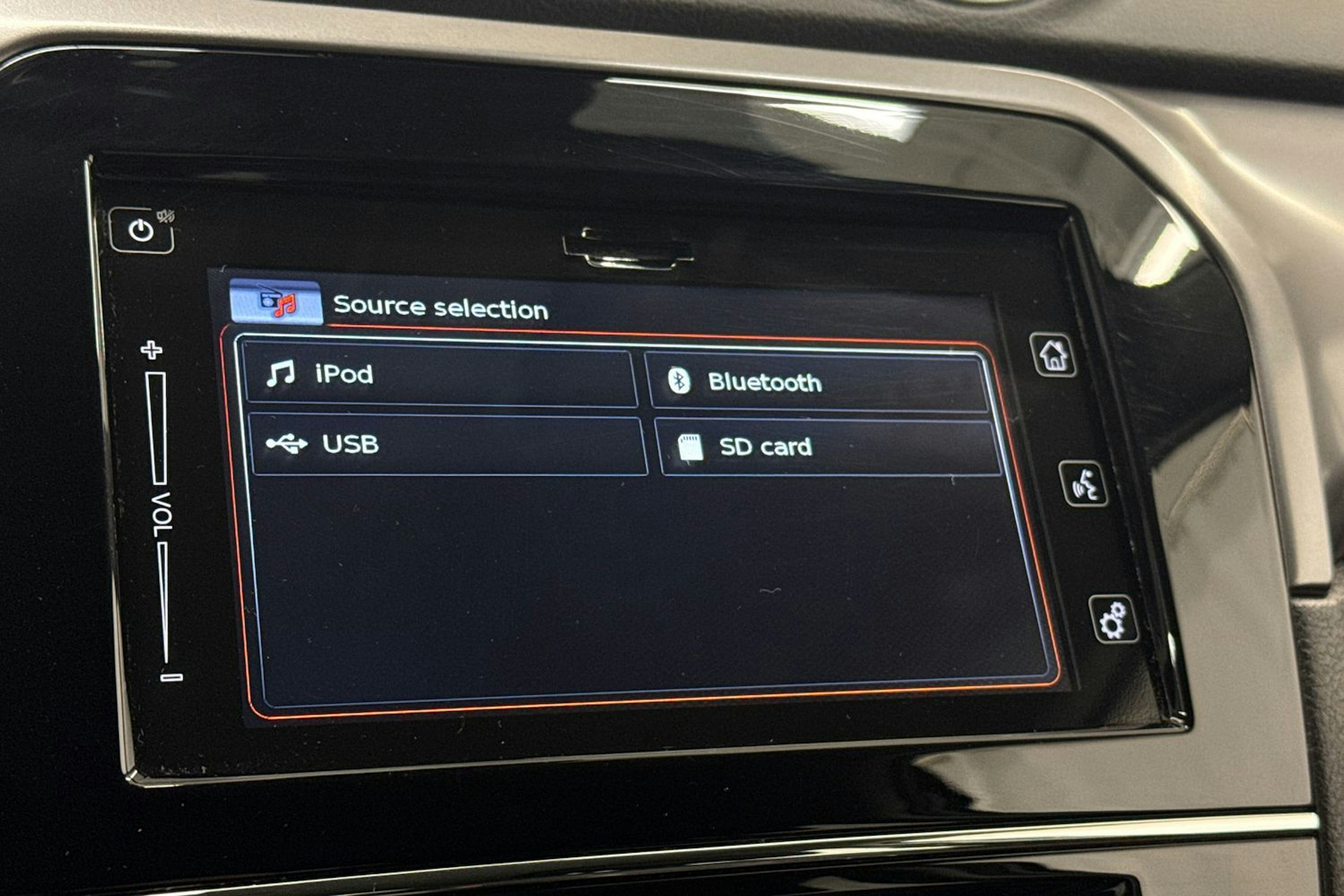 valkoinen Suzuki Vitara 2023 kuva 26.