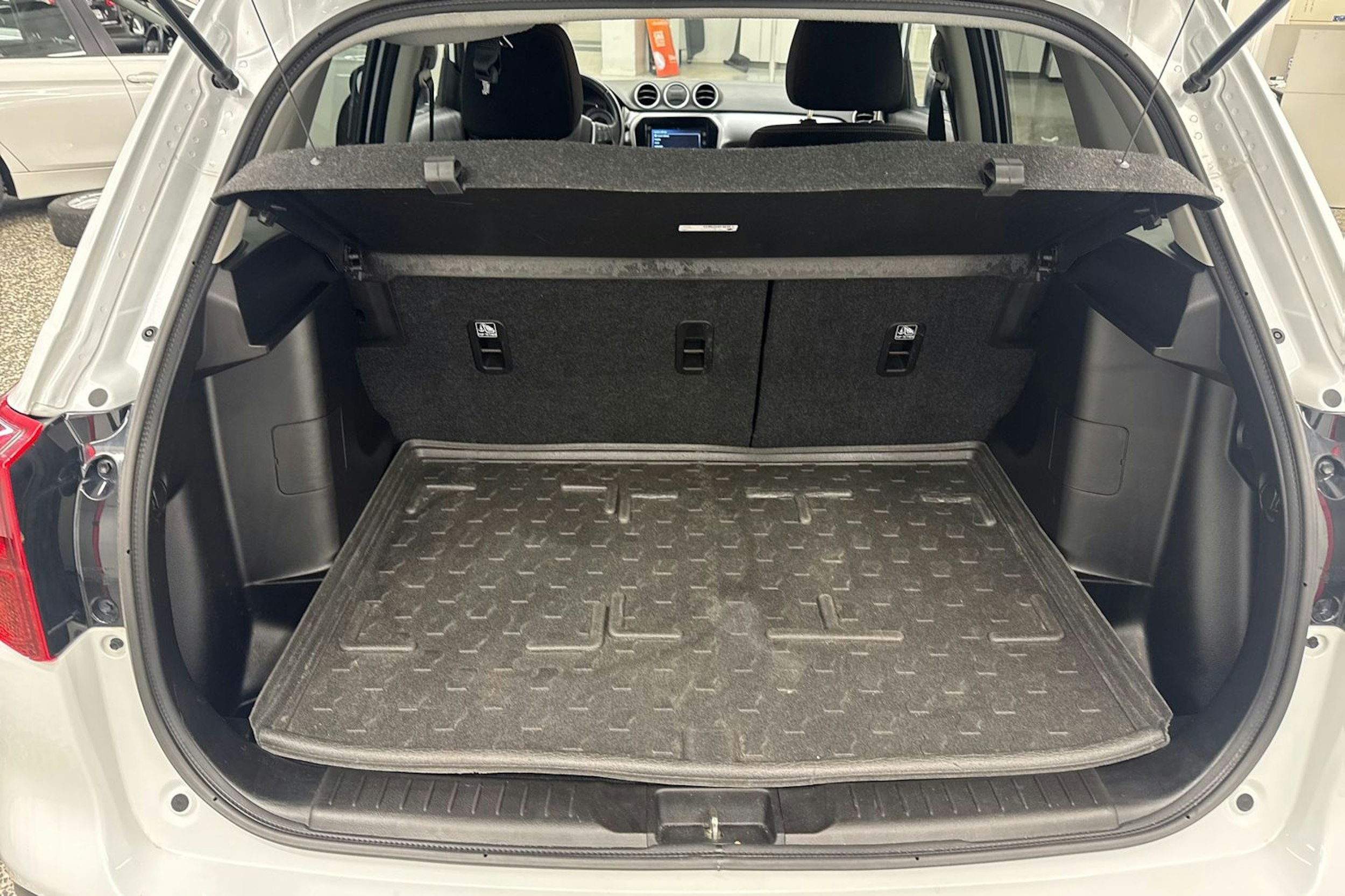 valkoinen Suzuki Vitara 2023 kuva 32.