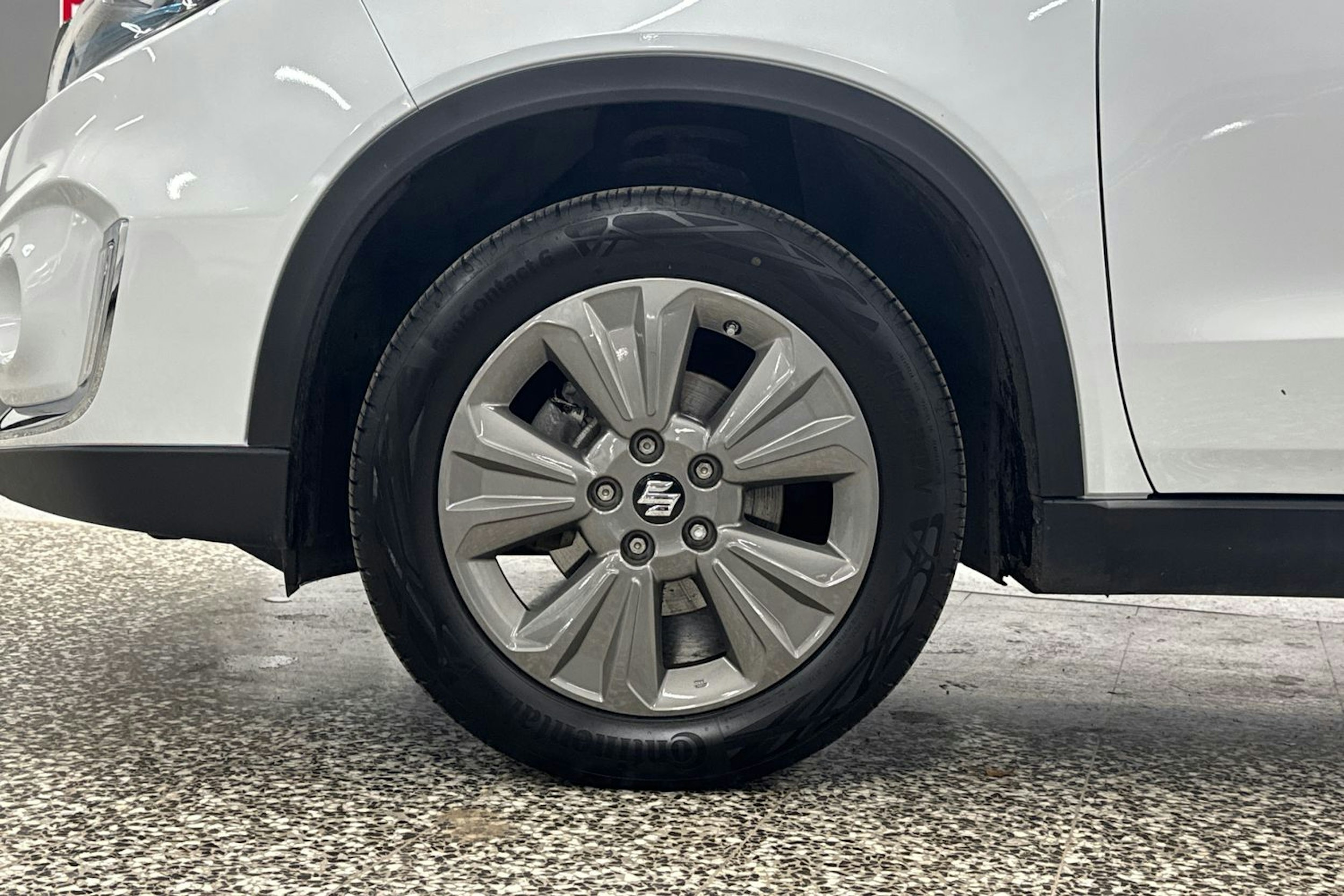 valkoinen Suzuki Vitara 2023 kuva 33.