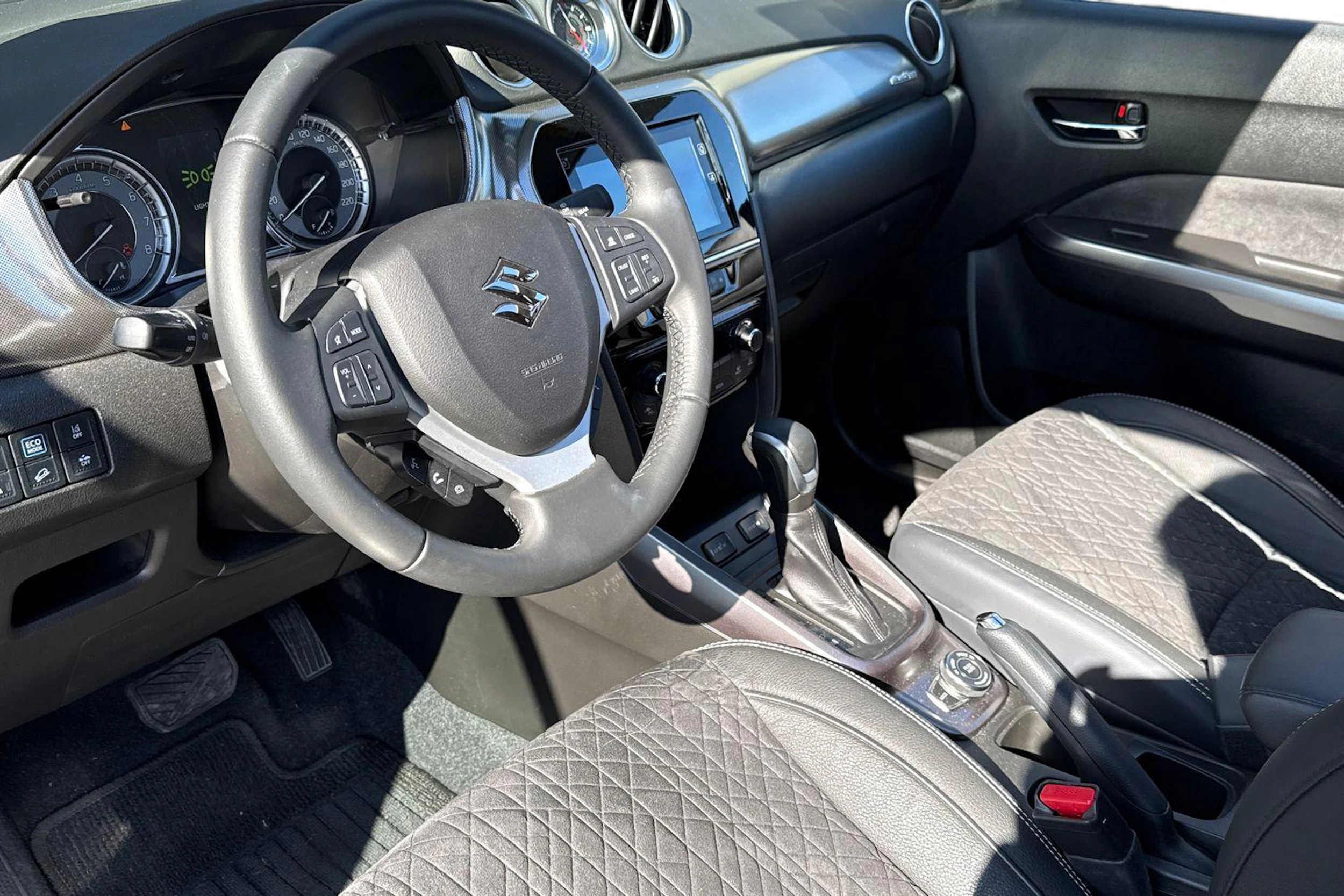 harmaa Suzuki Vitara 2025 kuva 3.