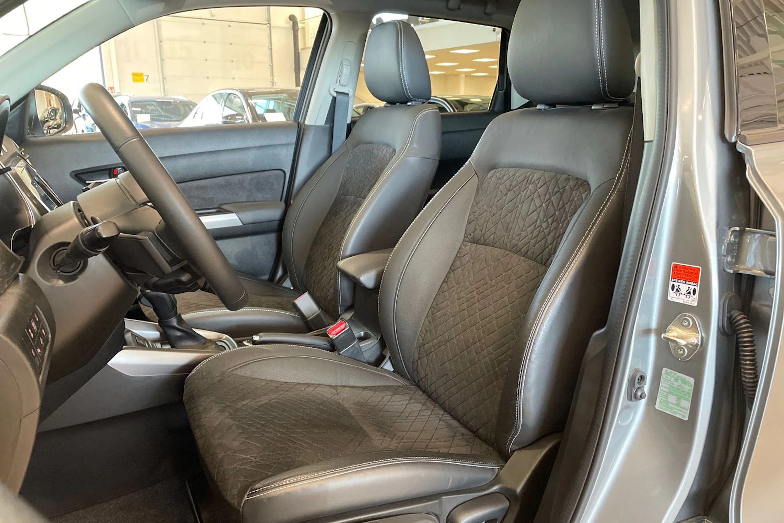 harmaa Suzuki Vitara 2025 kuva 15.
