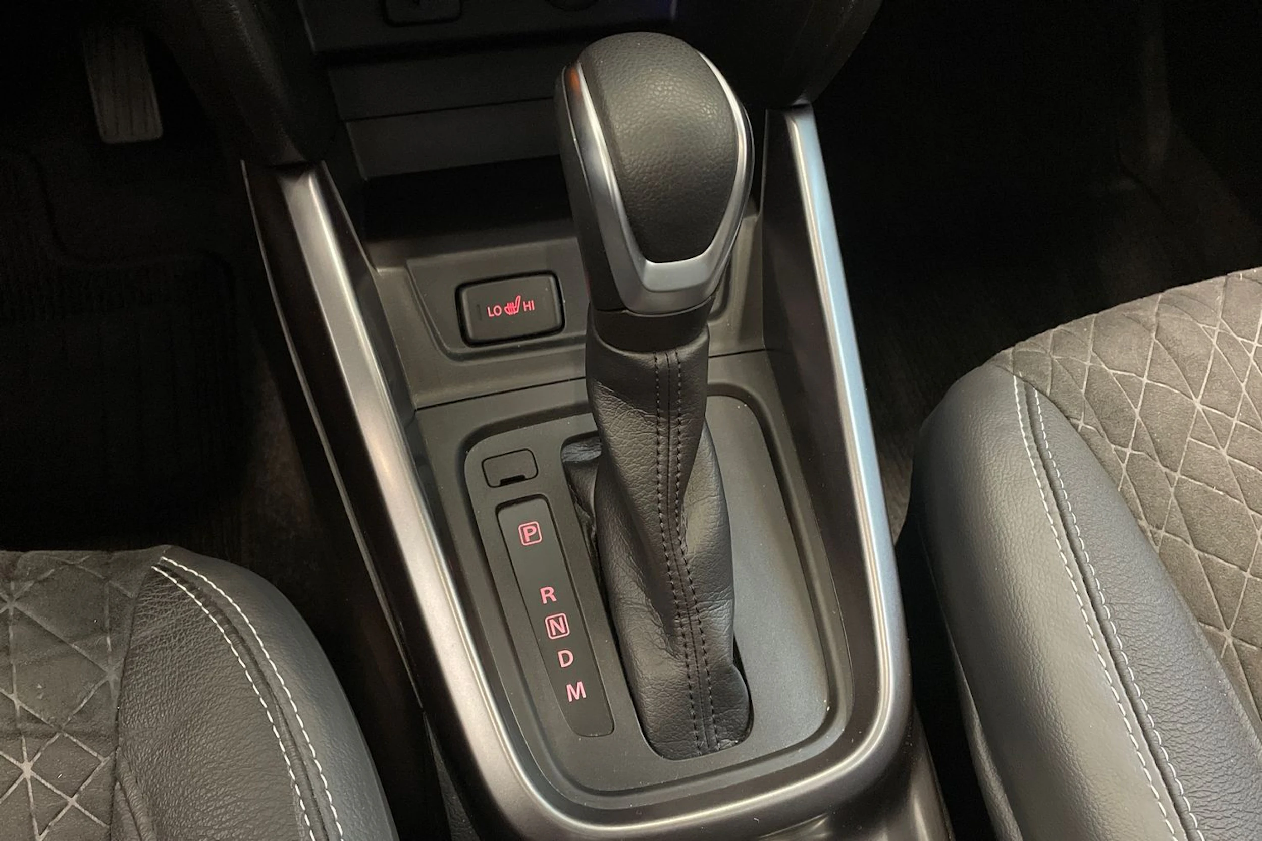 harmaa Suzuki Vitara 2025 kuva 30.
